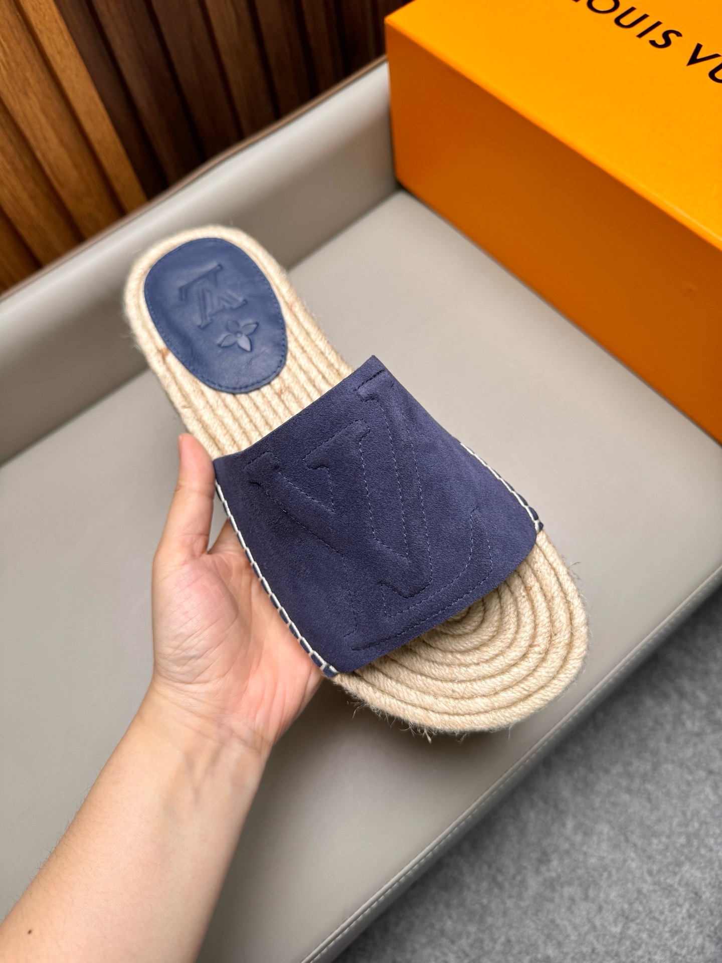 Шлёпанцы мужские в стиле Louis Vuitton из натуральной замши синего цвета