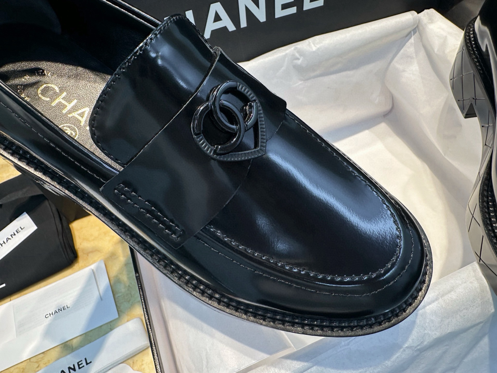 Лоферы женские в стиле Chanel из натуральной кожи черного цвета