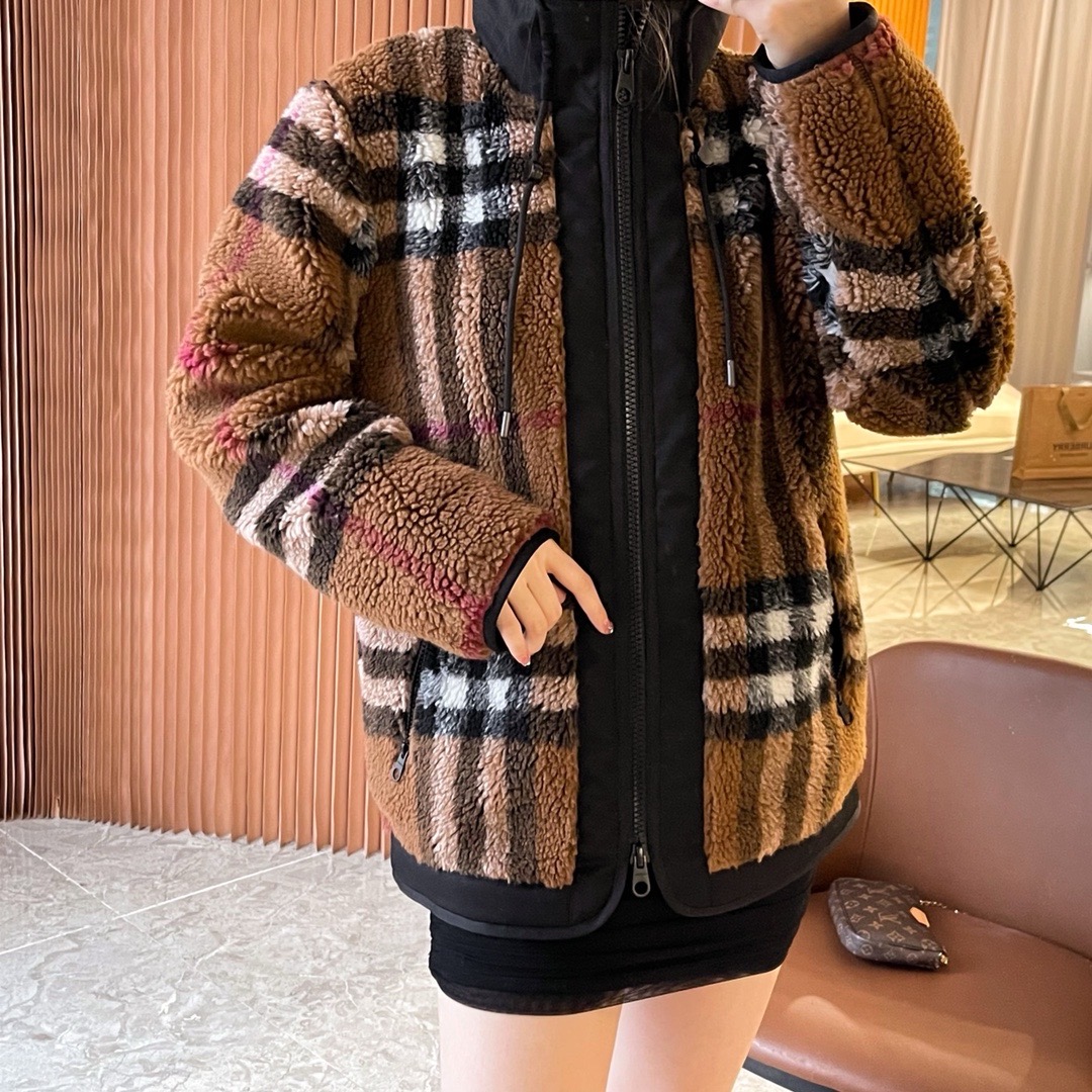 Куртка женская в стиле Burberry чёрно-коричневого цвета