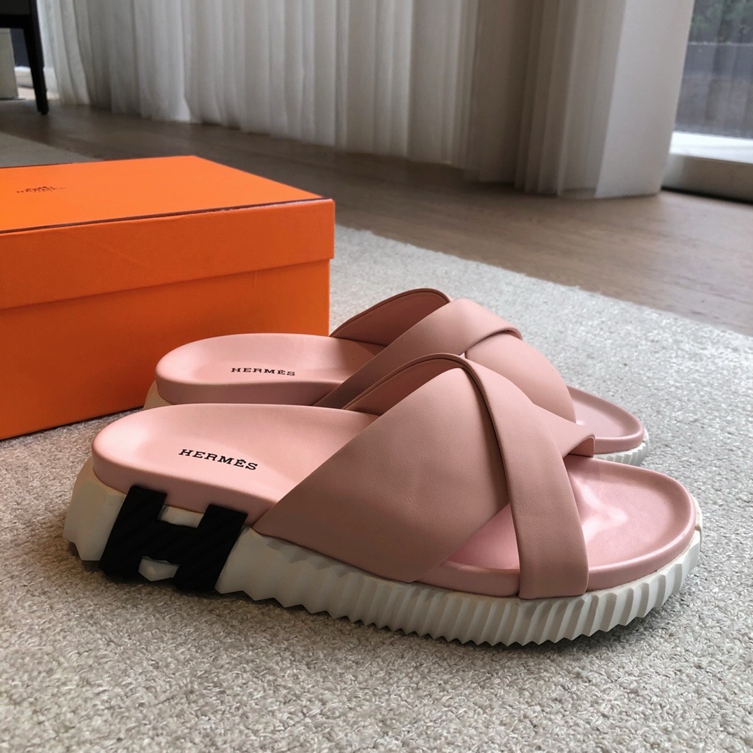 Шлёпанцы Hermès Eclair пудрово-розового цвета с перекрёстными ремешками