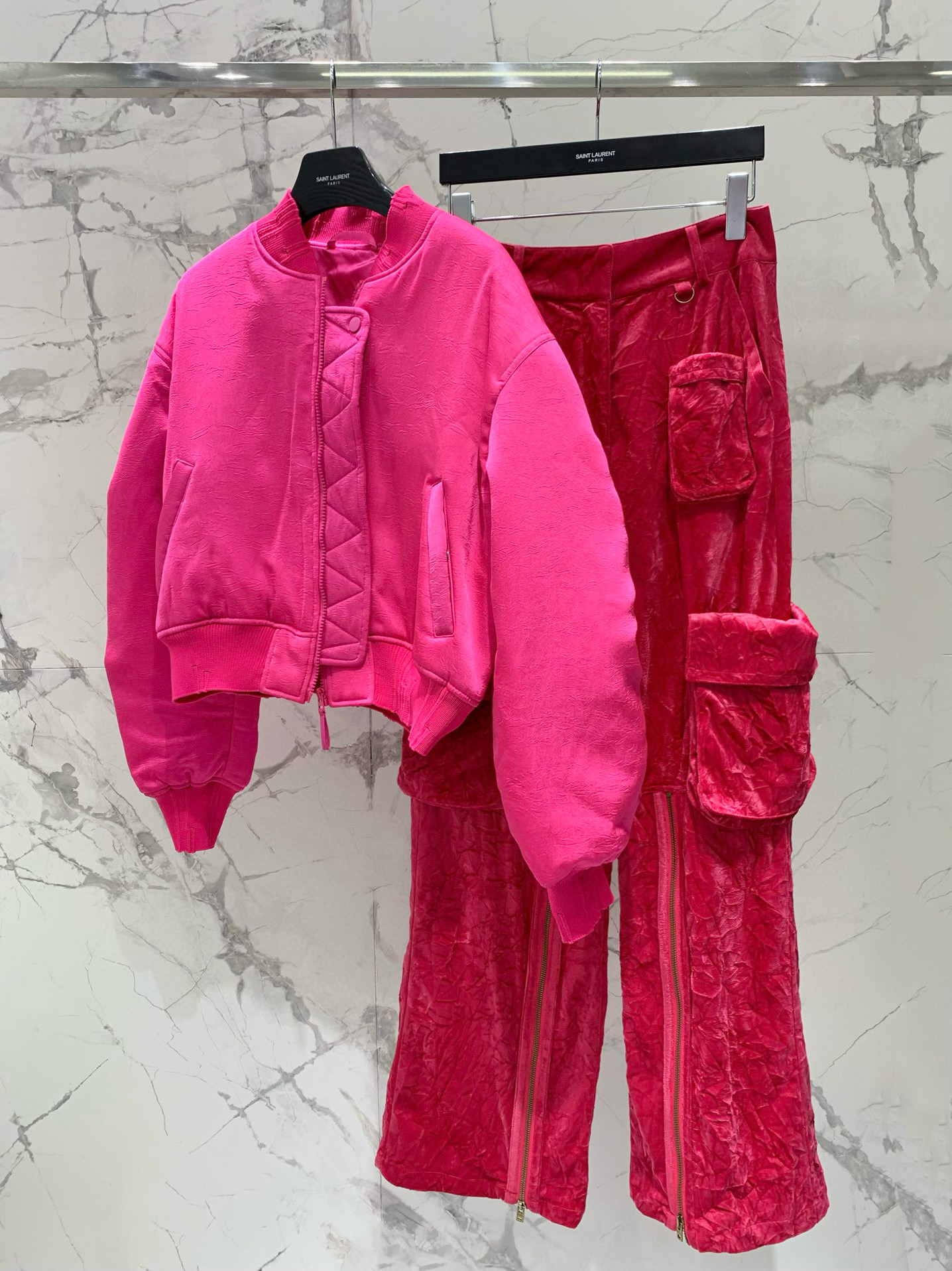 Куртка-бомбер женская в стиле Acne Studios из плотного хлопка премиум-качества, розового цвета. 