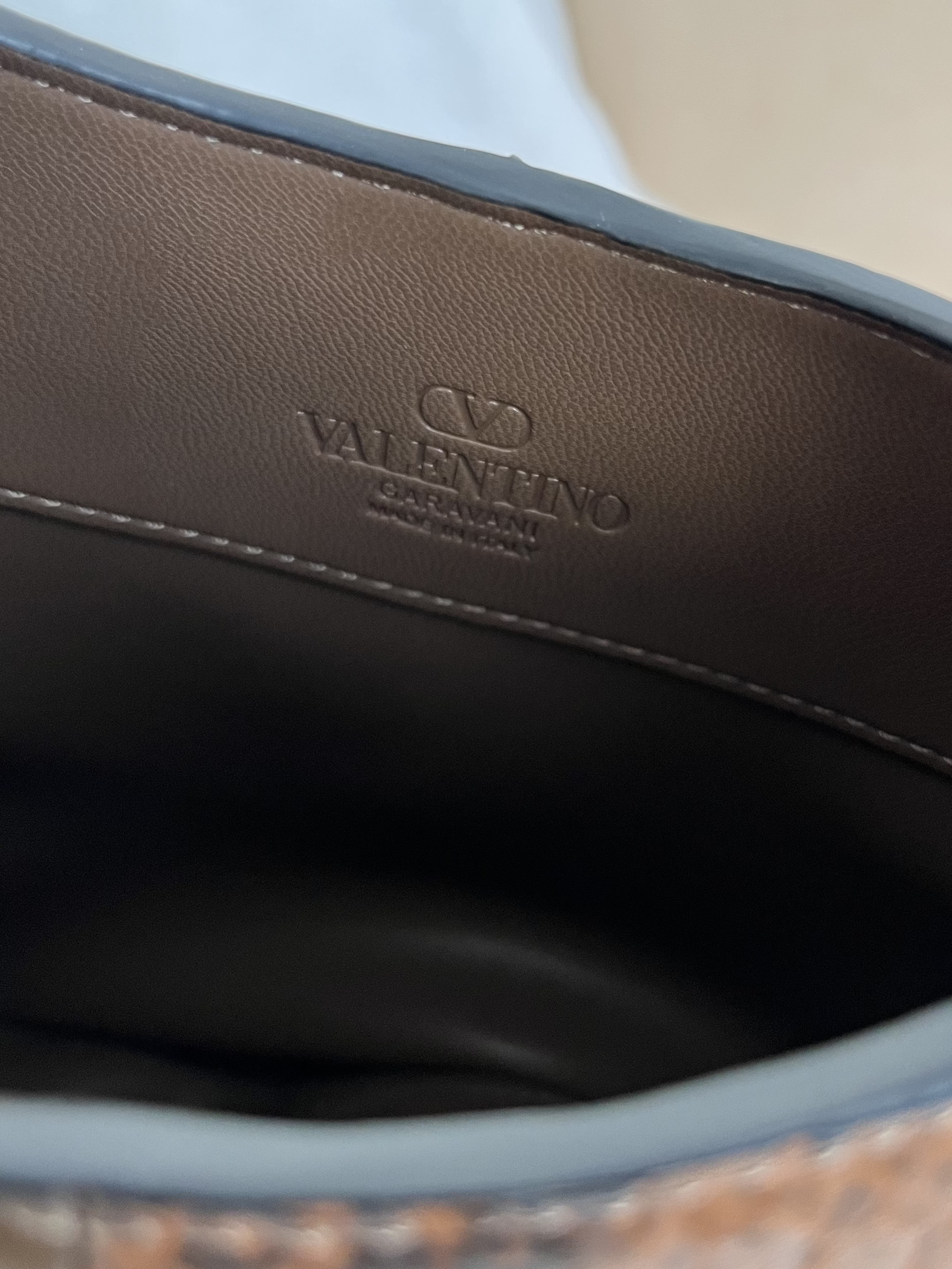 Сумка женская в стиле Valentino Garavani Hoboho Hobo коричневого цвета с фактурной отделкой(28 cм)