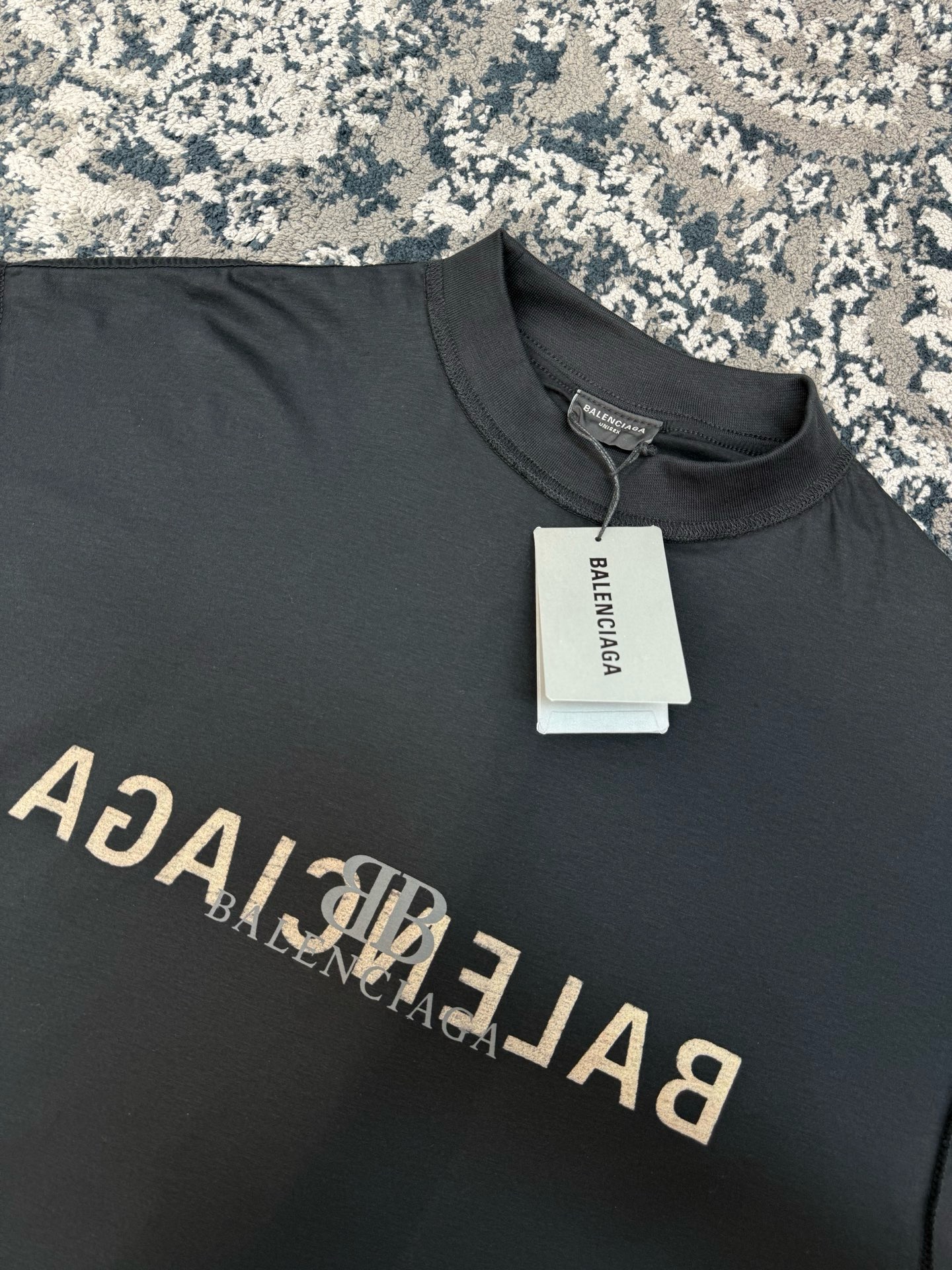 Футболка мужская Balenciaga двусторонняя  чёрного цвета с контрастным логотипом