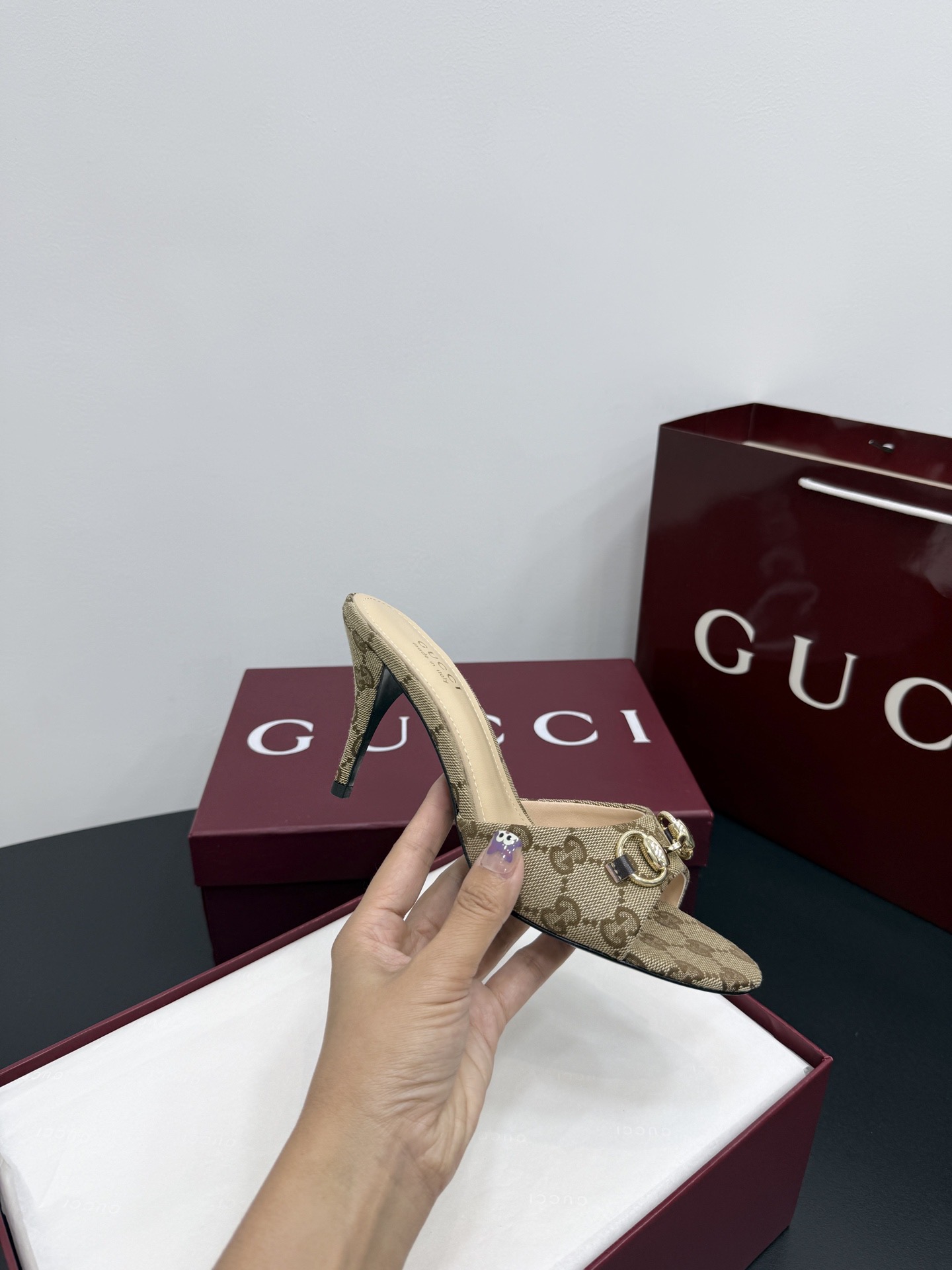 Мюли женские в стиле Gucci Horsebit бежевого цвета