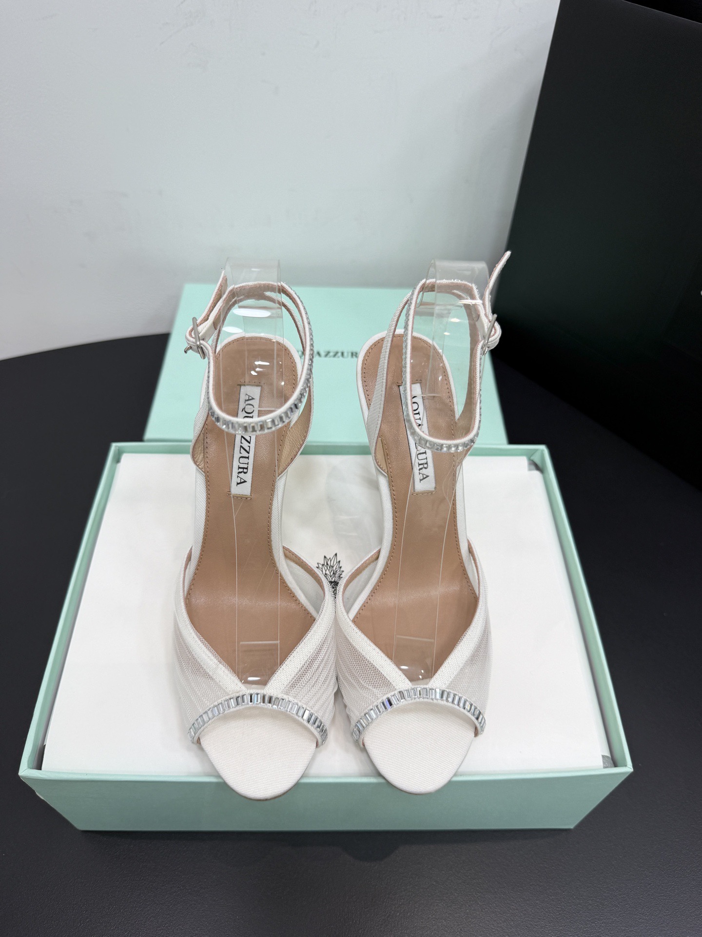 Босоножки женские Aquazzura белого цвета