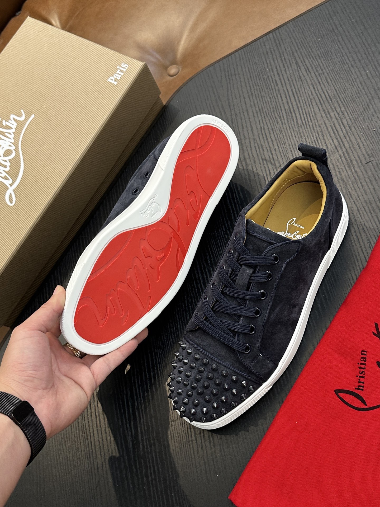 Кроссовки мужские в стиле Christian Louboutin тёмно-синего цвета с шипами и белой подошвой