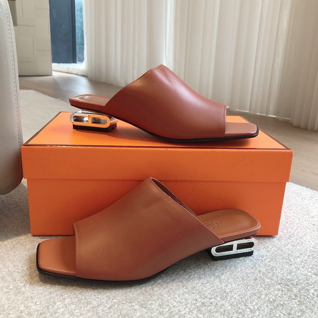 Мюли женские в стиле Hermès коричневого цвета с металлическим каблуком