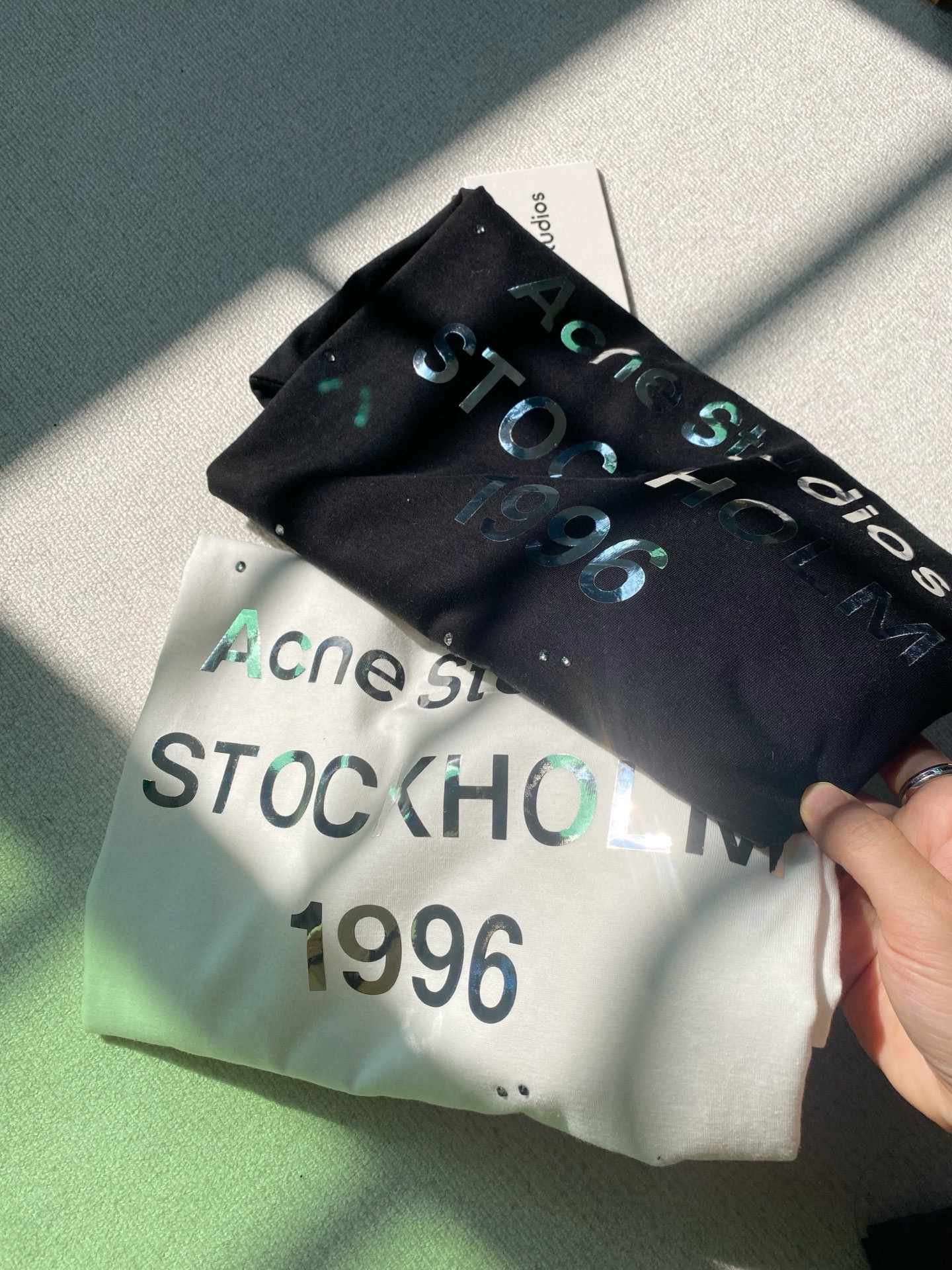 Лонгслив женский в стиле Acne Studios 1996 с металлическим логотипом и стразами в чёрном/белом цвете