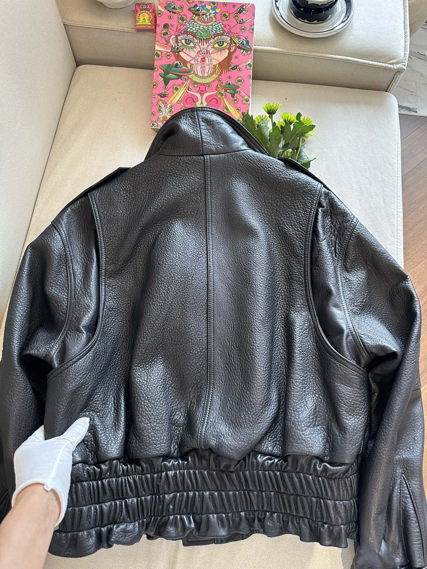 Куртка женская в стиле Alaïa из натуральной кожи чёрного цвета укороченная с акцентным поясом