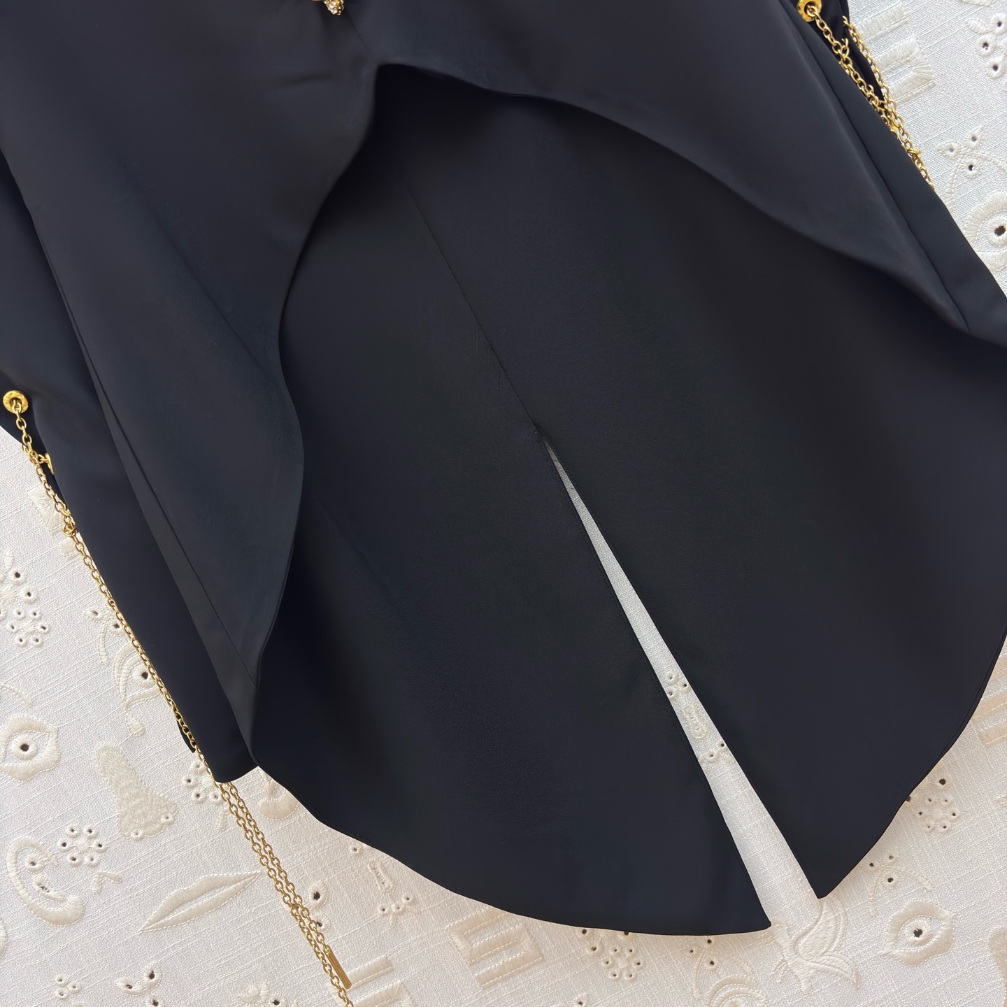 Топ женский Schiaparelli чёрного цвета с асимметричным кроем, V-образным вырезом и золотистой отделкой на рукавах
