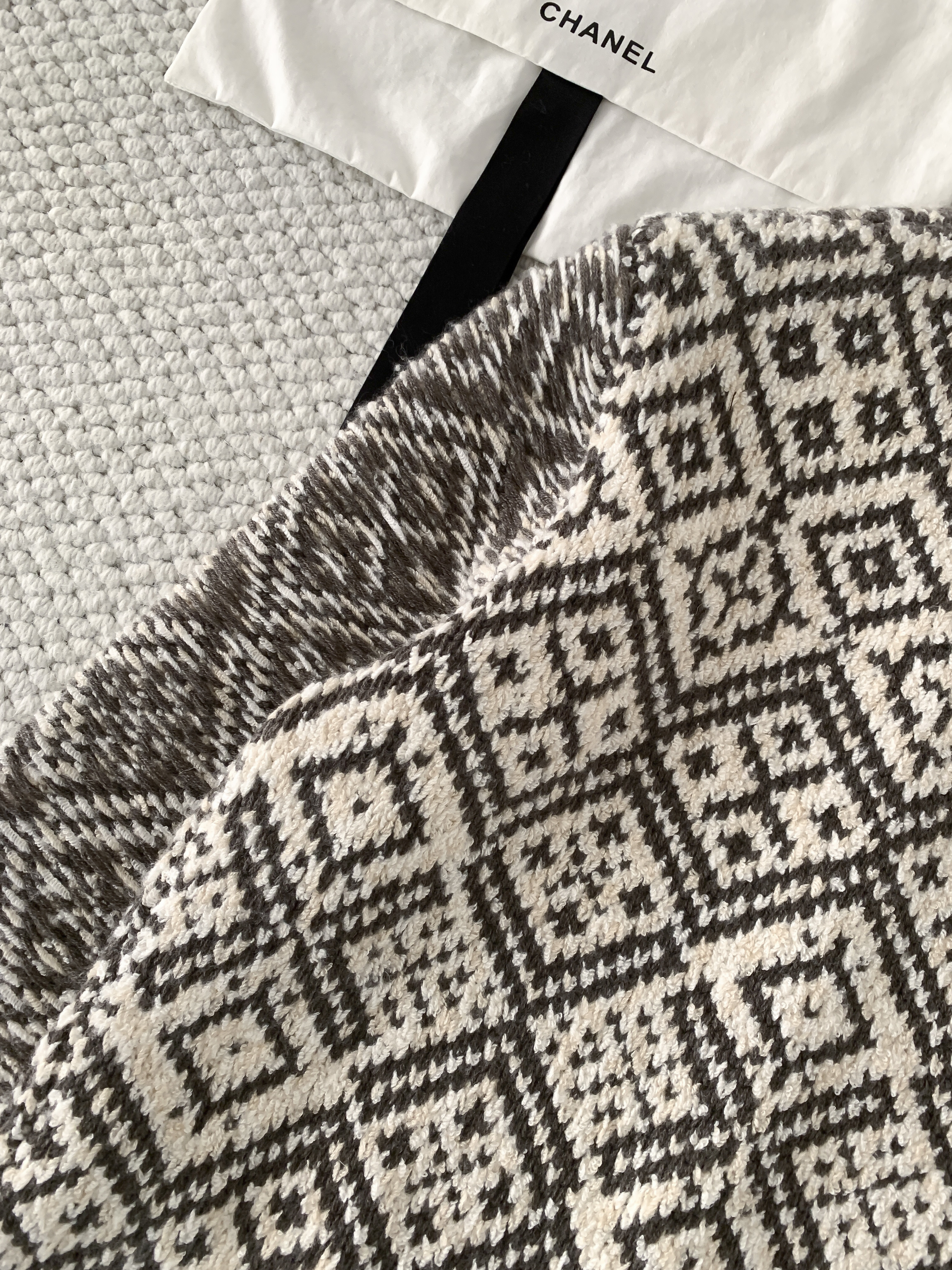 Кардиган женский в стиле Loro Piana с жаккардовым узором бежево-коричневого цвета