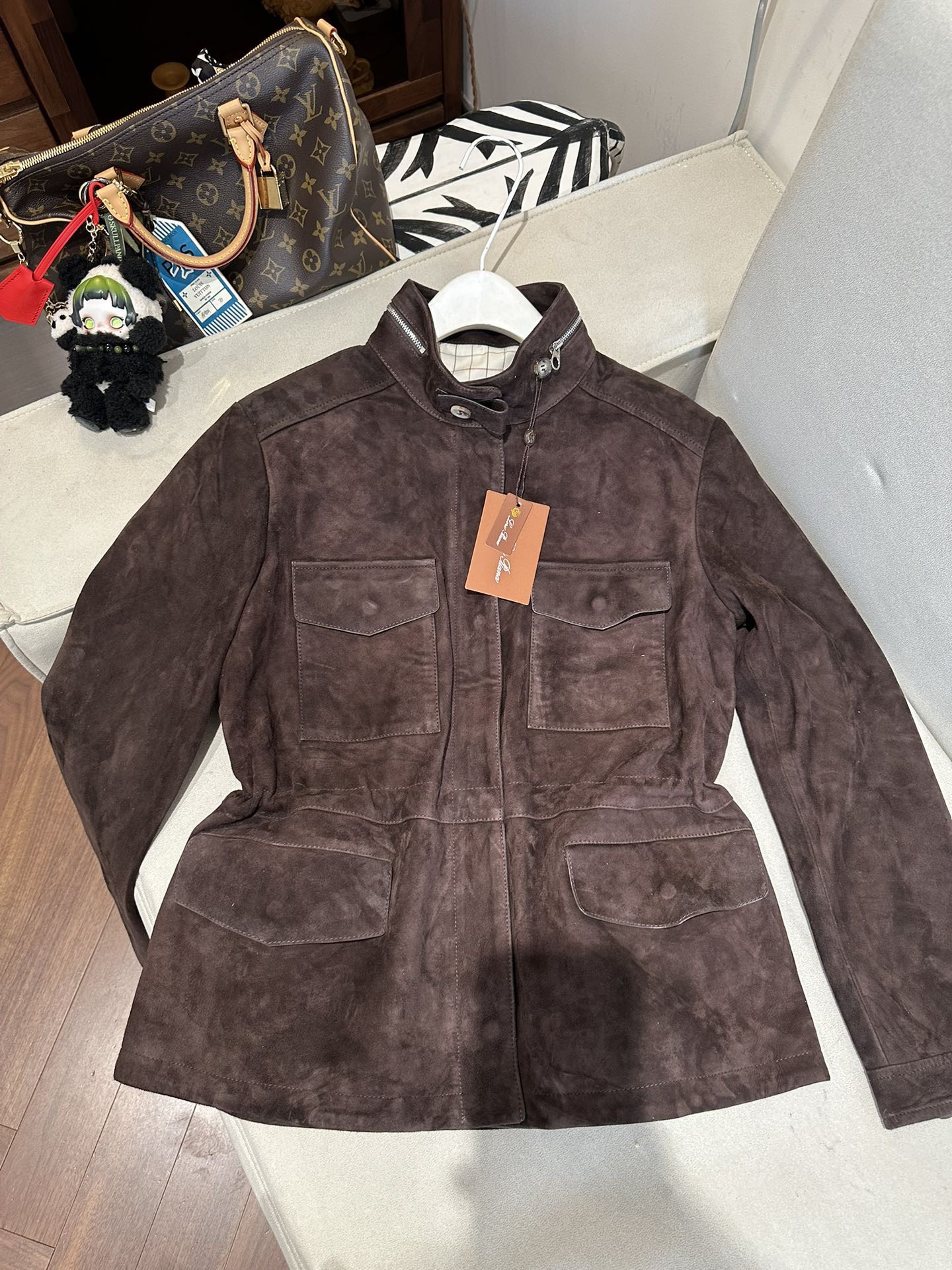 Куртка женская в стиле Loro Piana из натуральной замши тёмно-коричневого цвета с поясом