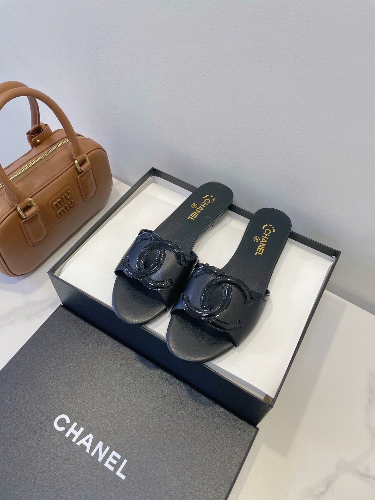 Мюли женские в стиле Chanel 26 с логотипом CC тёмно-синего цвета