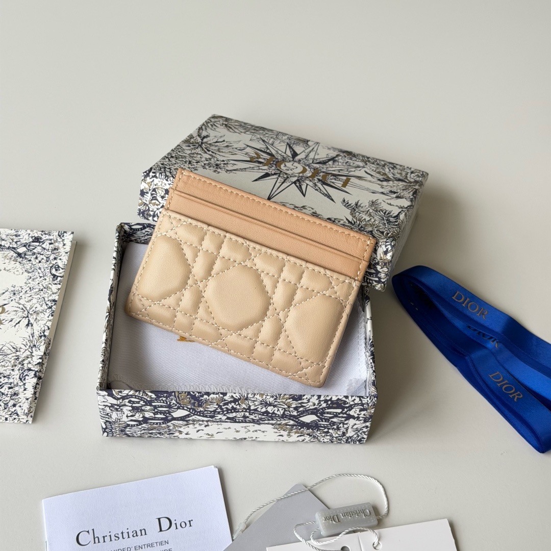 Кошелёк женский Dior бежевого цвета