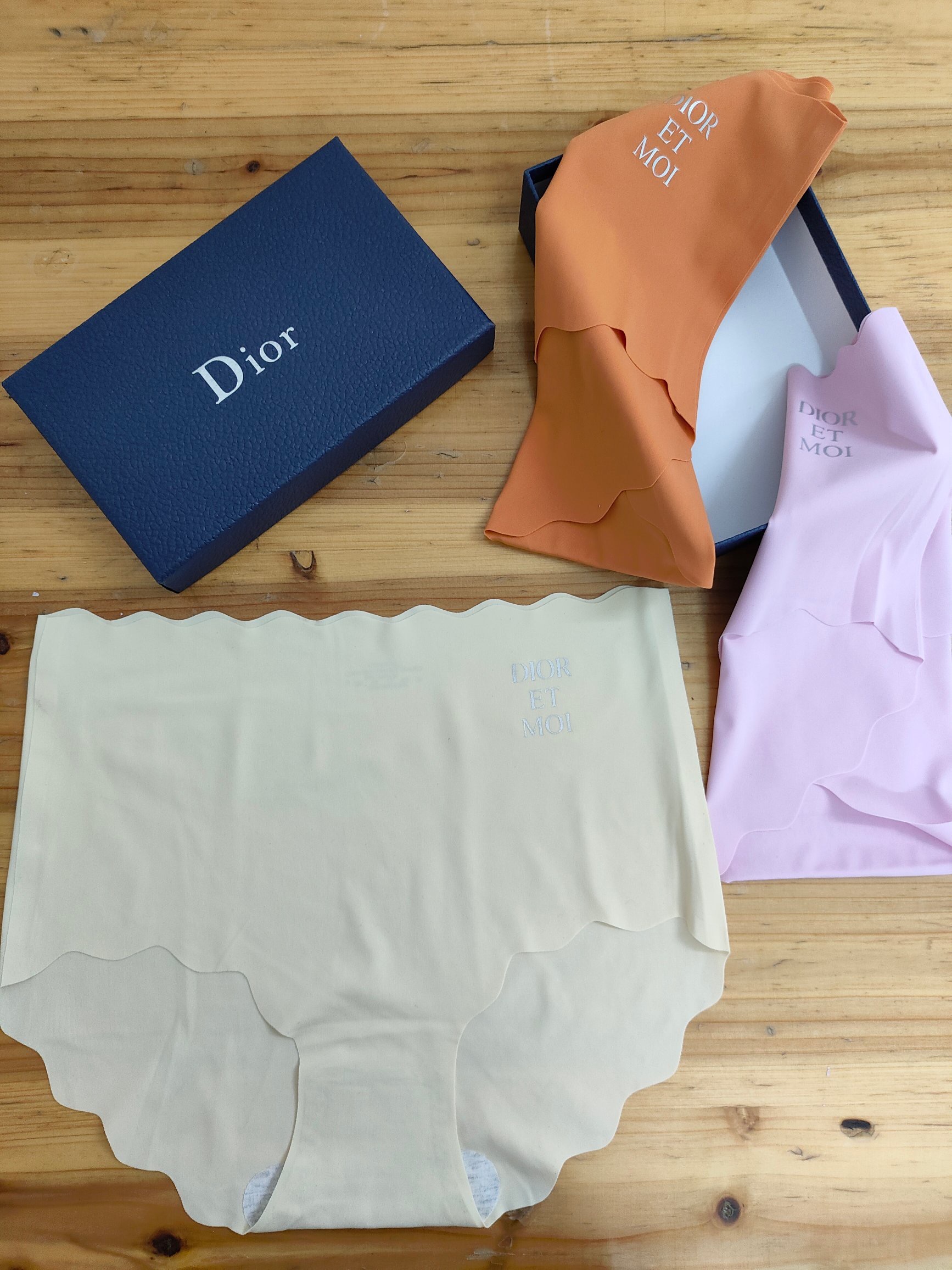 Трусы женские в стиле Dior из шелковистой ткани с бесшовной отделкой (набор 3 шт.)