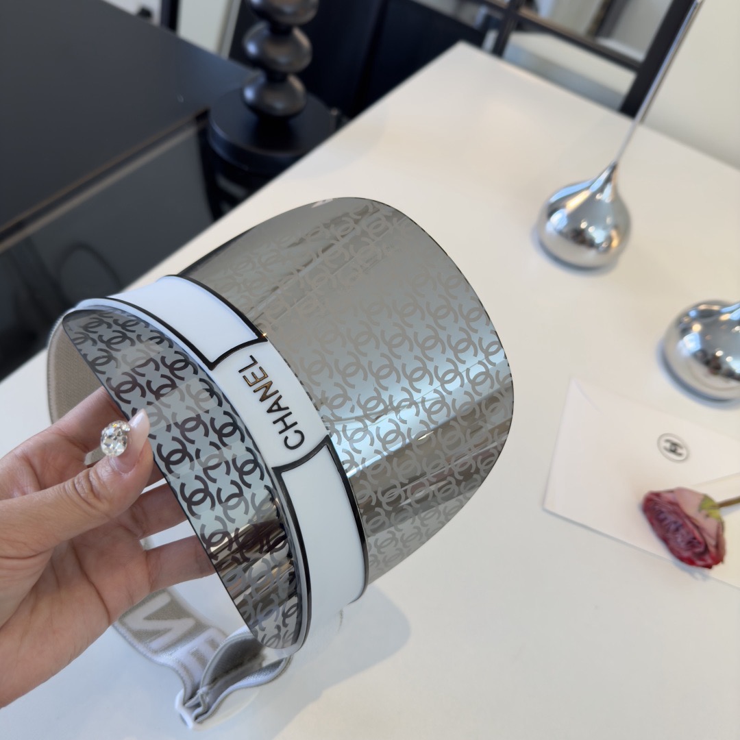 Козырёк женский в стиле Chanel серебристого цвета