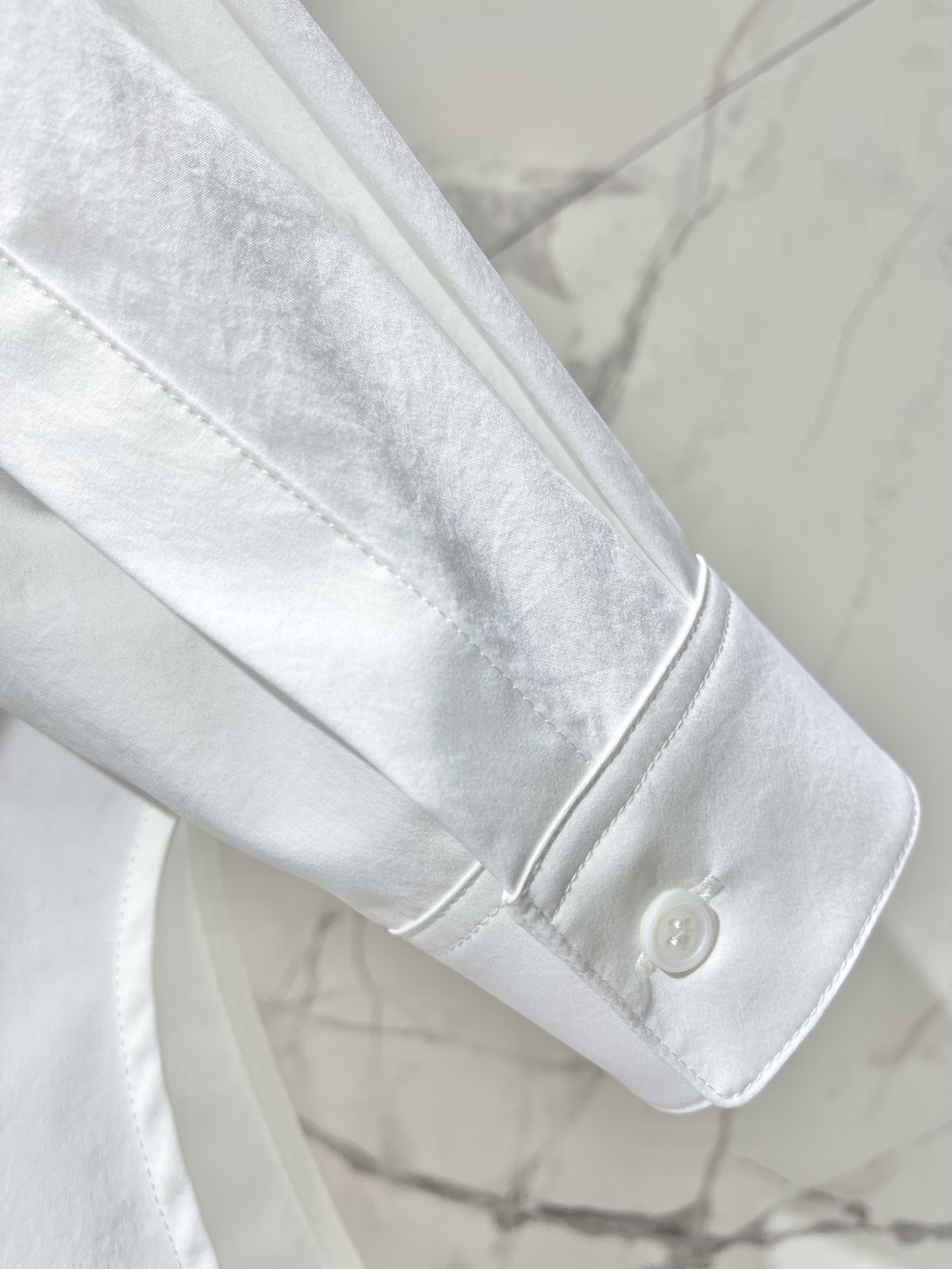 Рубашка женская в стиле Loewe хлопковая с длинным рукавом белого цвета