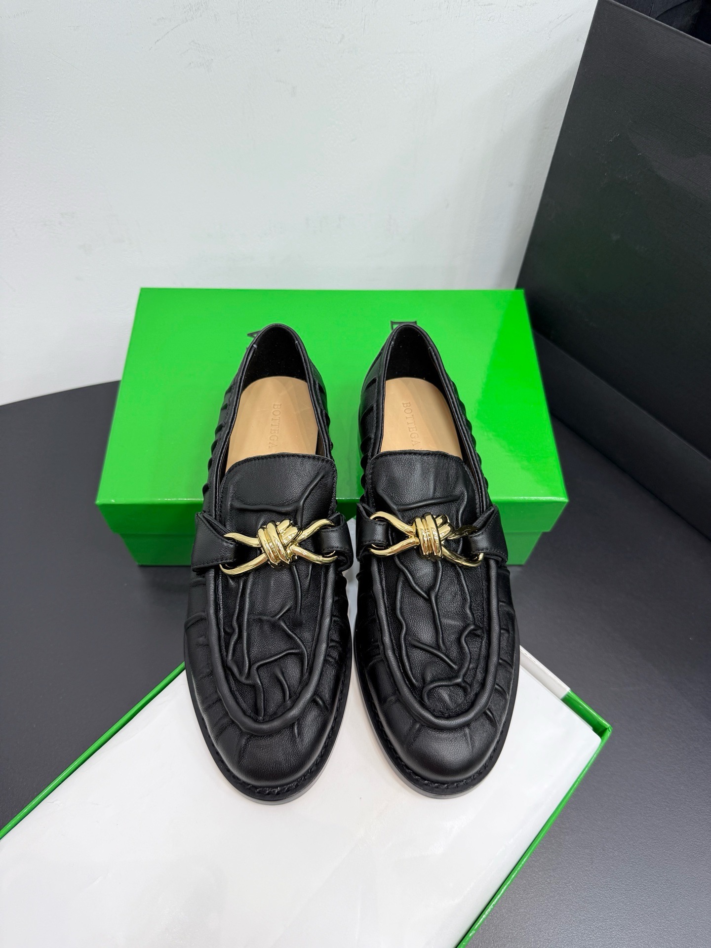 Лоферы женские в стиле Bottega Veneta Astaire с металлическим декором черного цвета