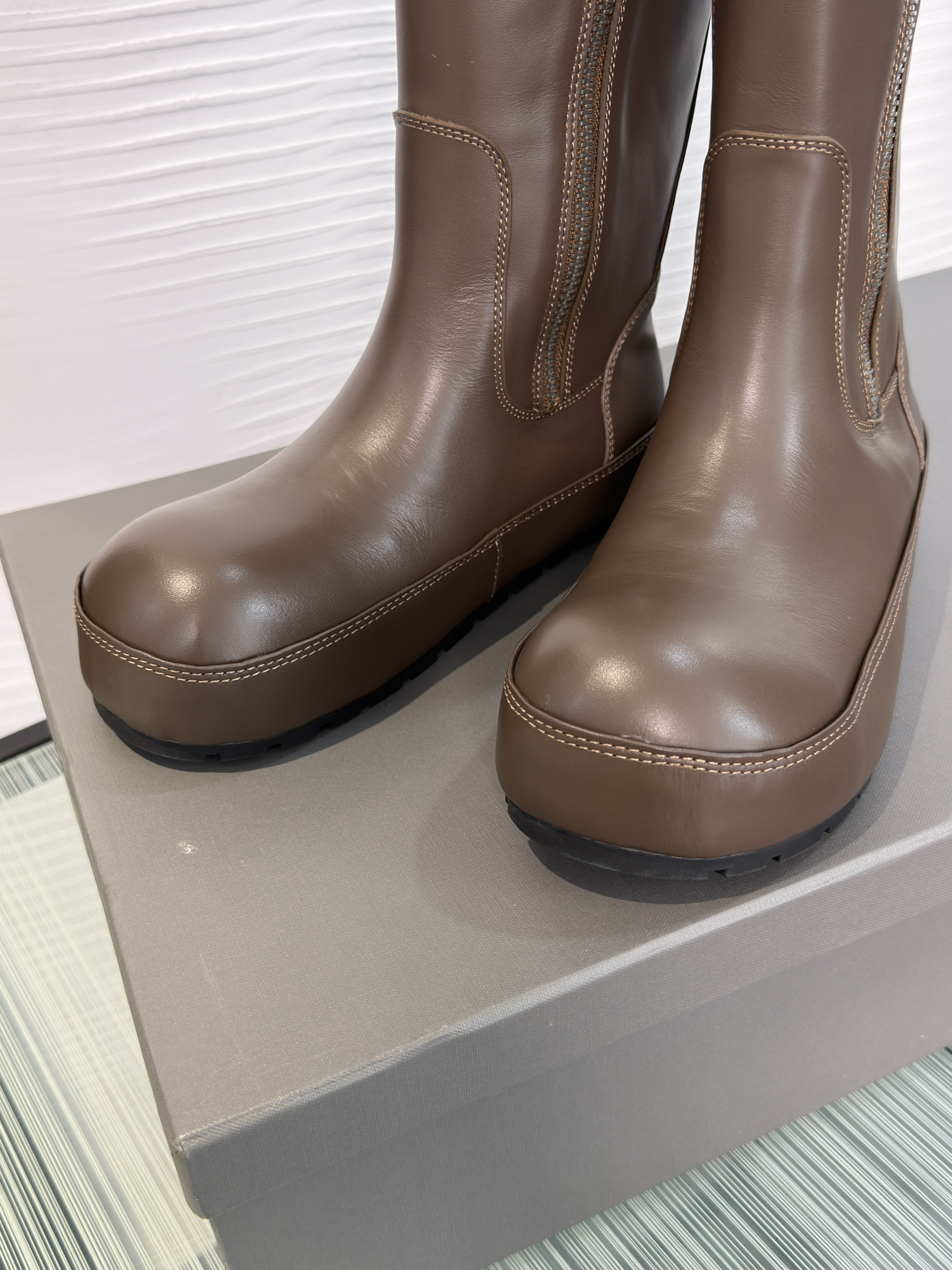 Сапоги женские Balenciaga тёмно-коричневого цвета