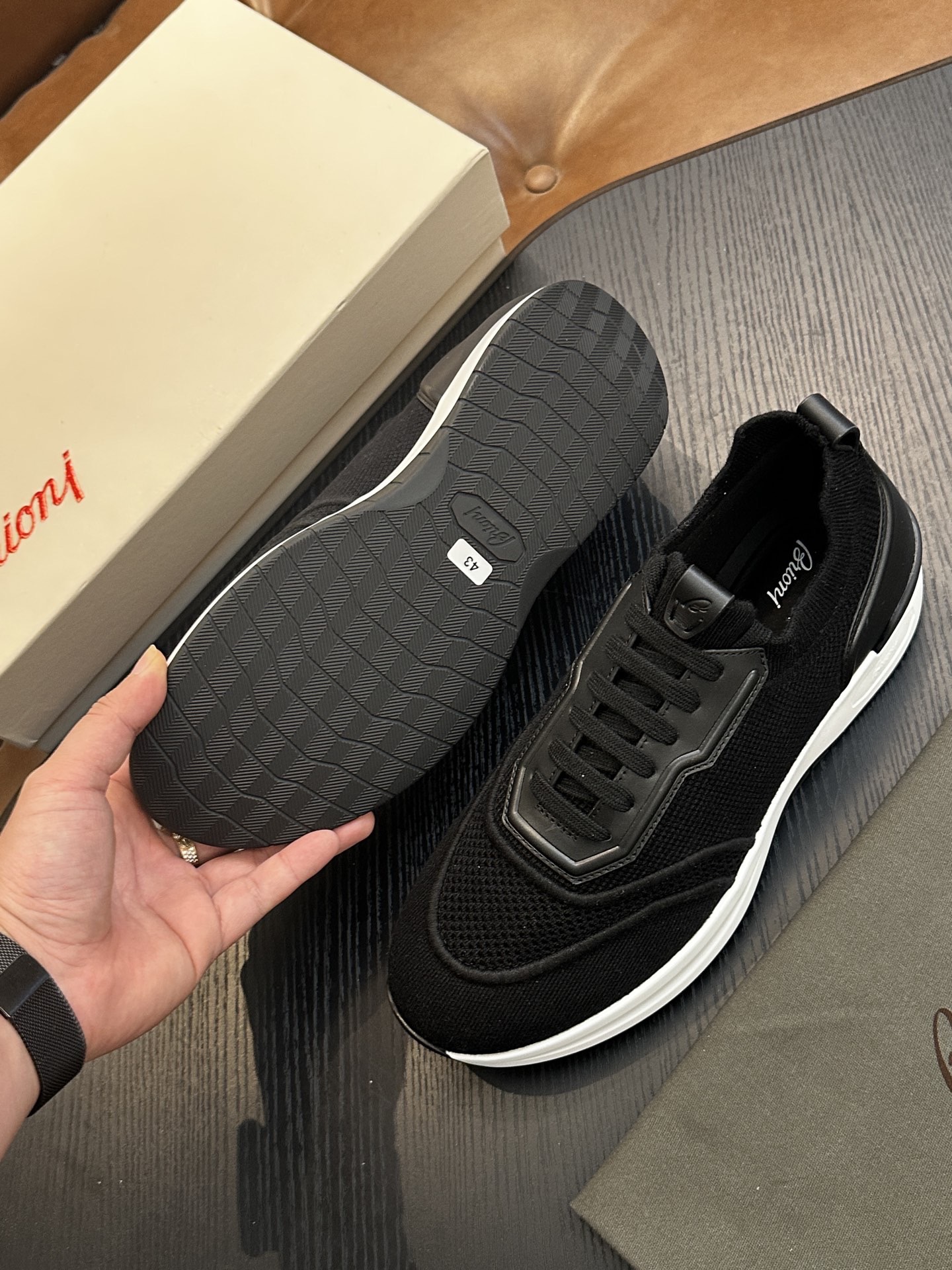 Кроссовки мужские в стиле Brioni чёрного цвета с белой подошвой