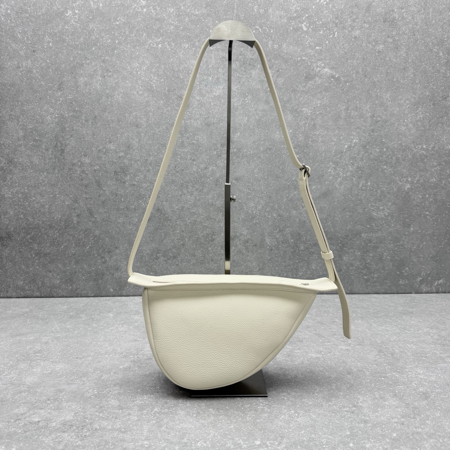 Сумка женская в стиле The Row Banana Bag из натуральной кожи белого цвета