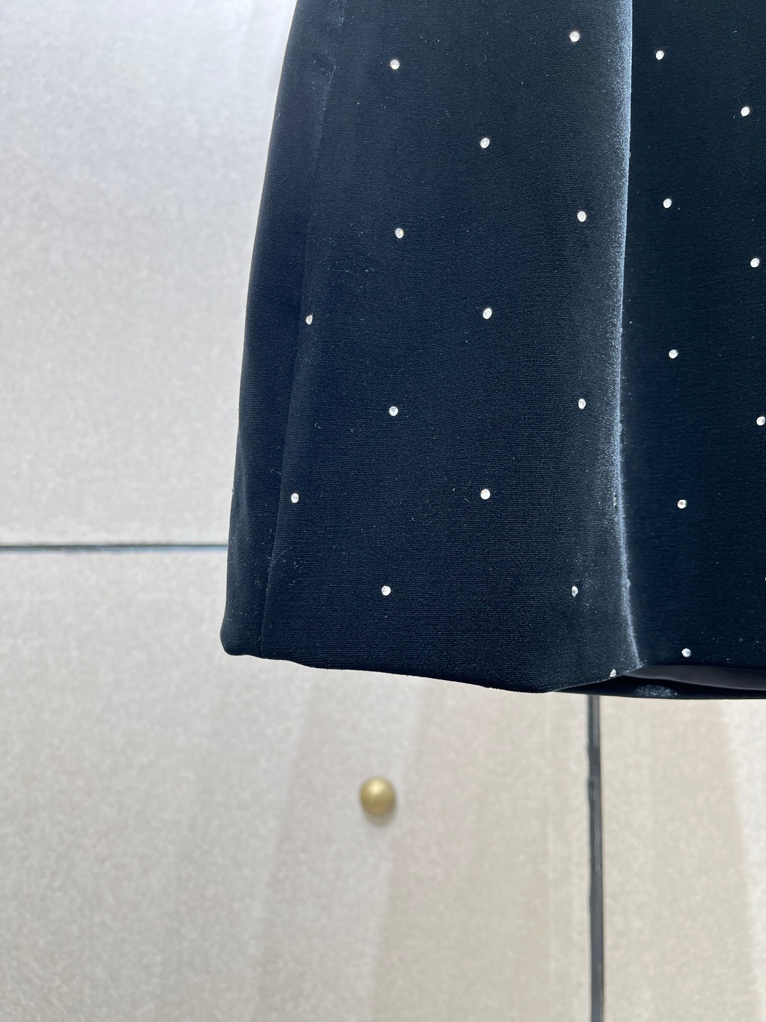 Платье женское из эластичного текстиля чёрного цвета с декором из кристаллов и бантом