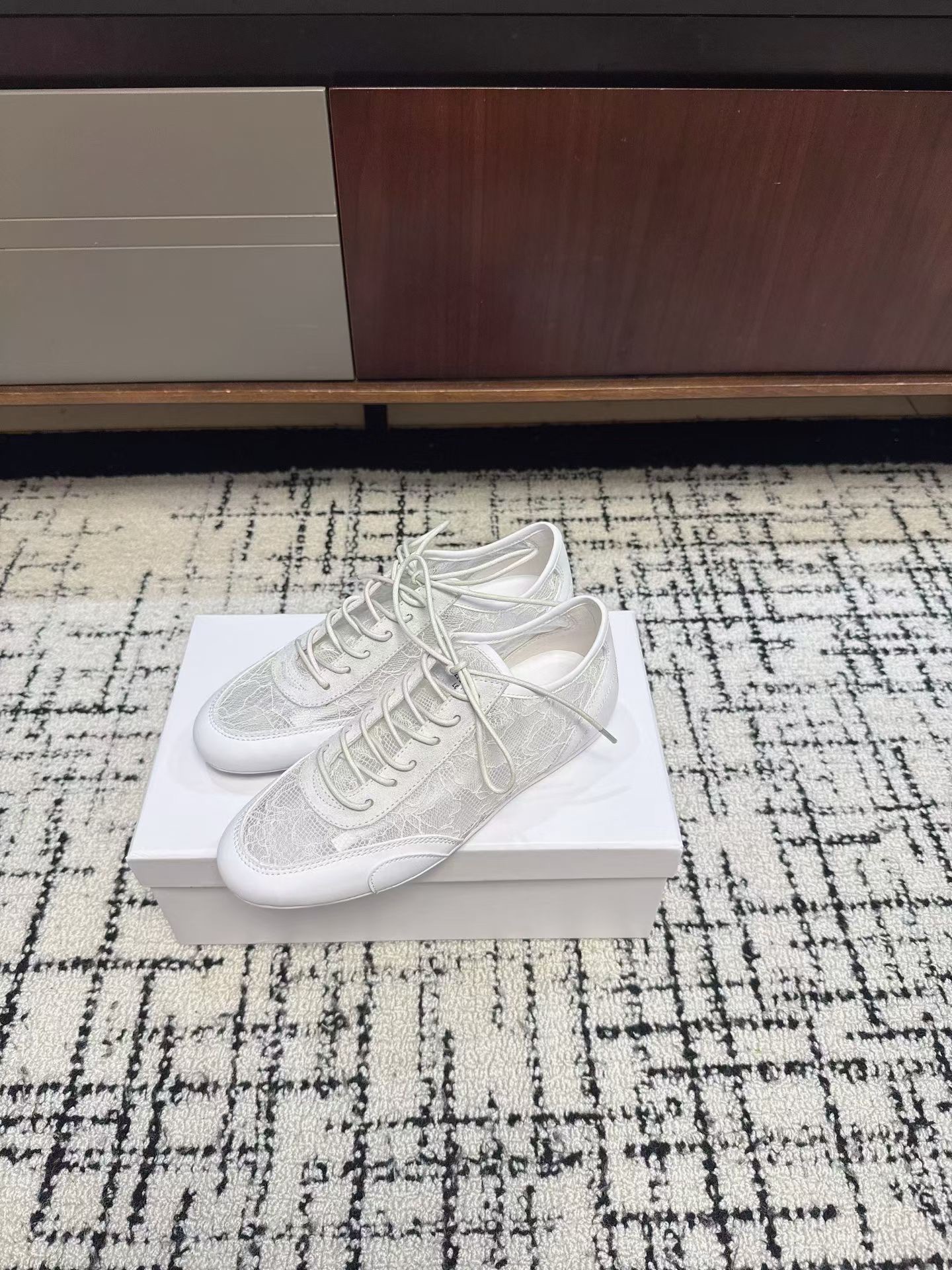Кроссовки женские в стиле Jimmy Choo белого цвета