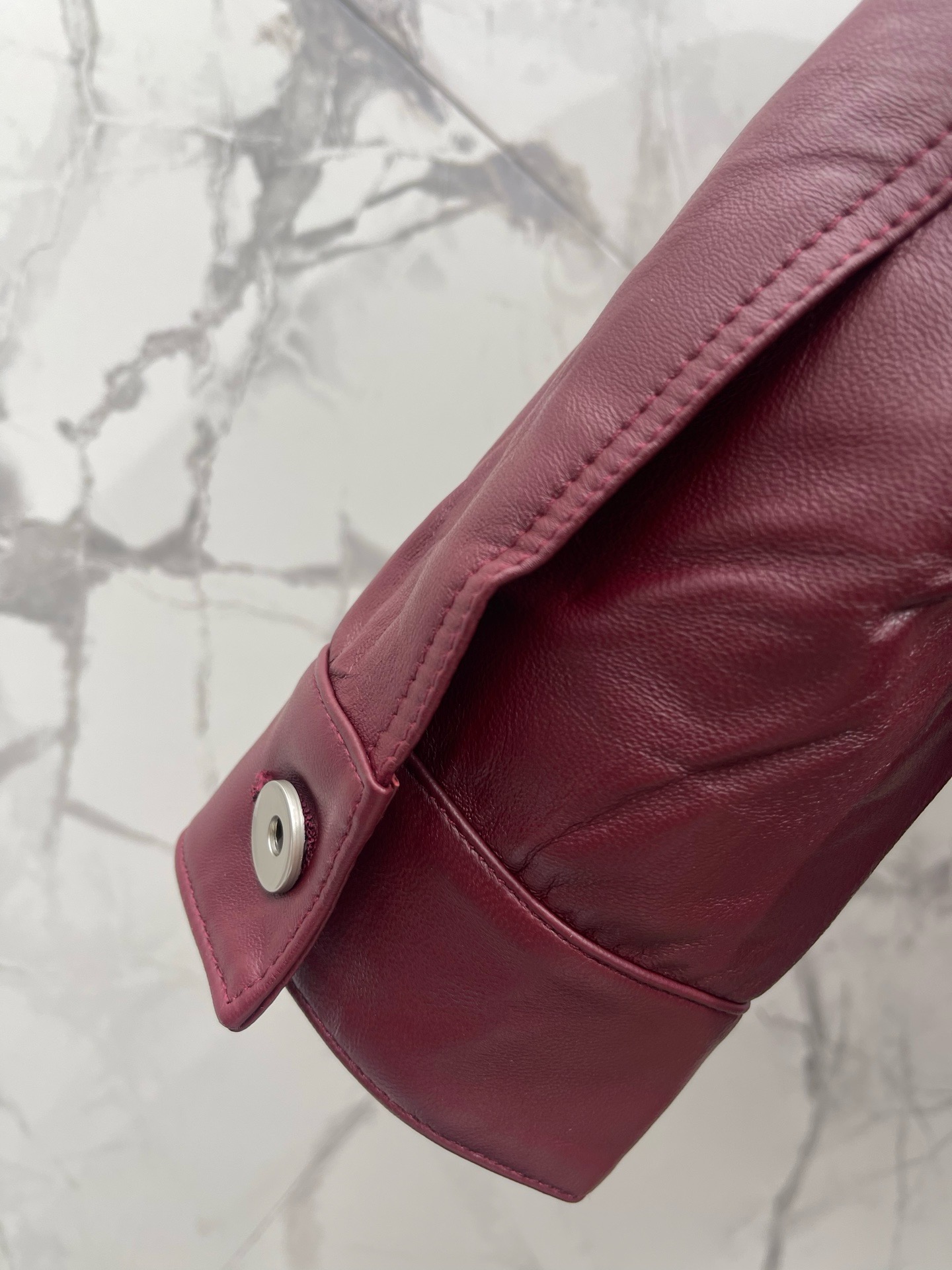 Куртка женская Bottega Veneta бордового цвета с плетёным воротником Intrecciato