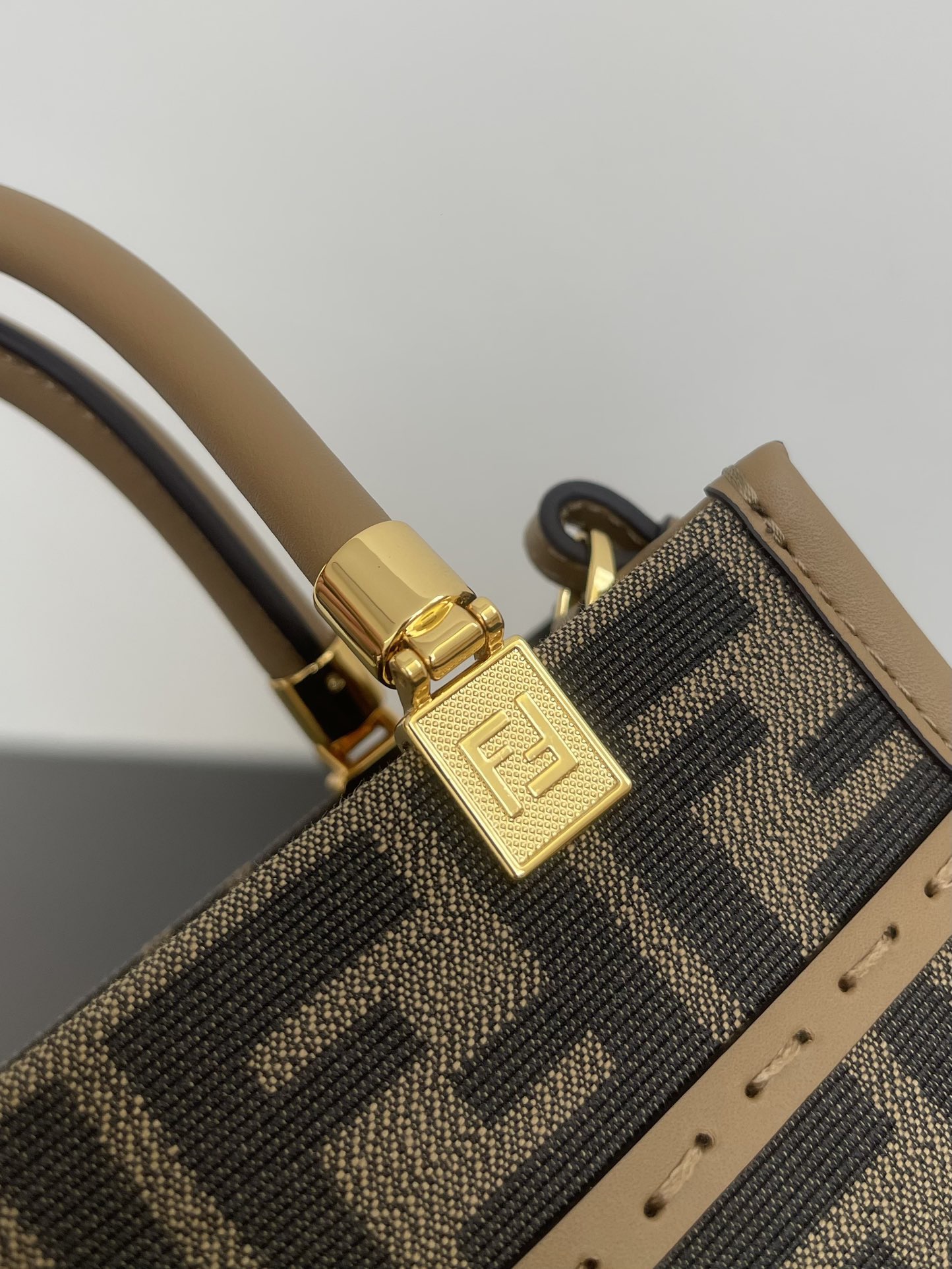 Сумка-тоут женская в стиле Fendi Sunshine коричневого цвета