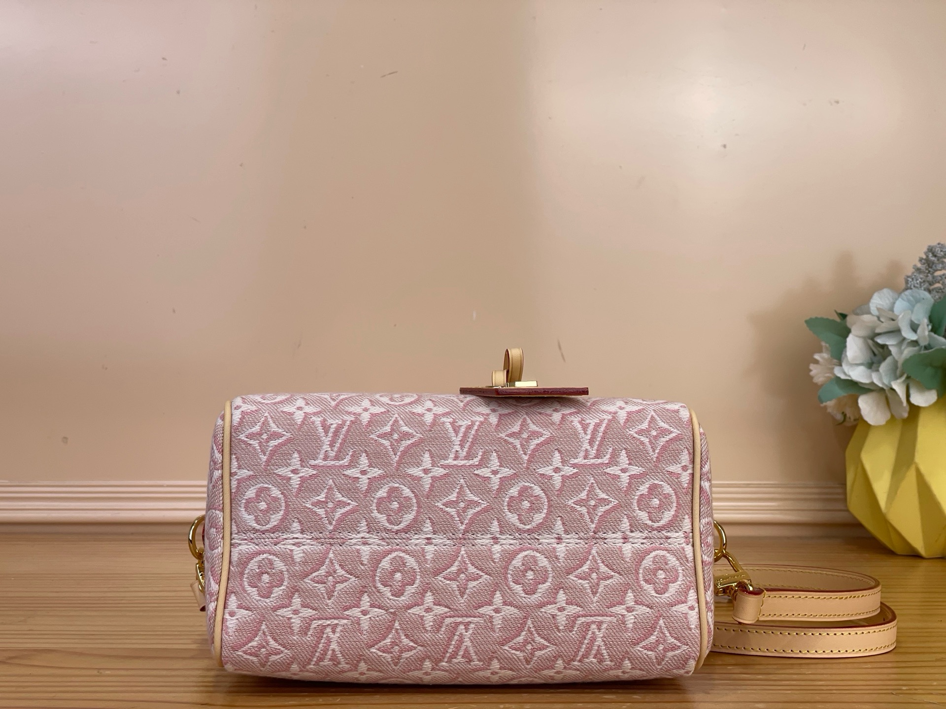 Сумка женская Louis Vuitton Speedy Bandoulière 20 розового цвета