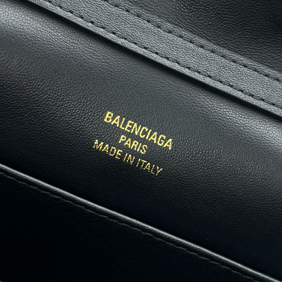 Сумка женская Balenciaga Rodeo Mini чёрного цвета с золотистой фурнитурой