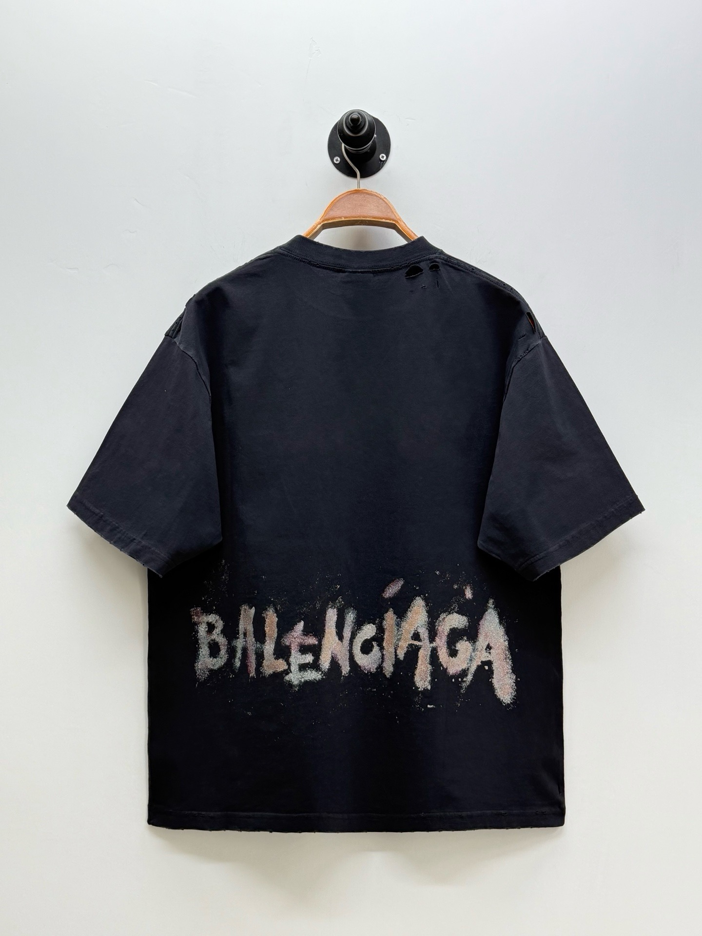 Футболка мужская Balenciaga Laurel Classic BB  чёрного цвета с вышивкой и отделкой пайетками