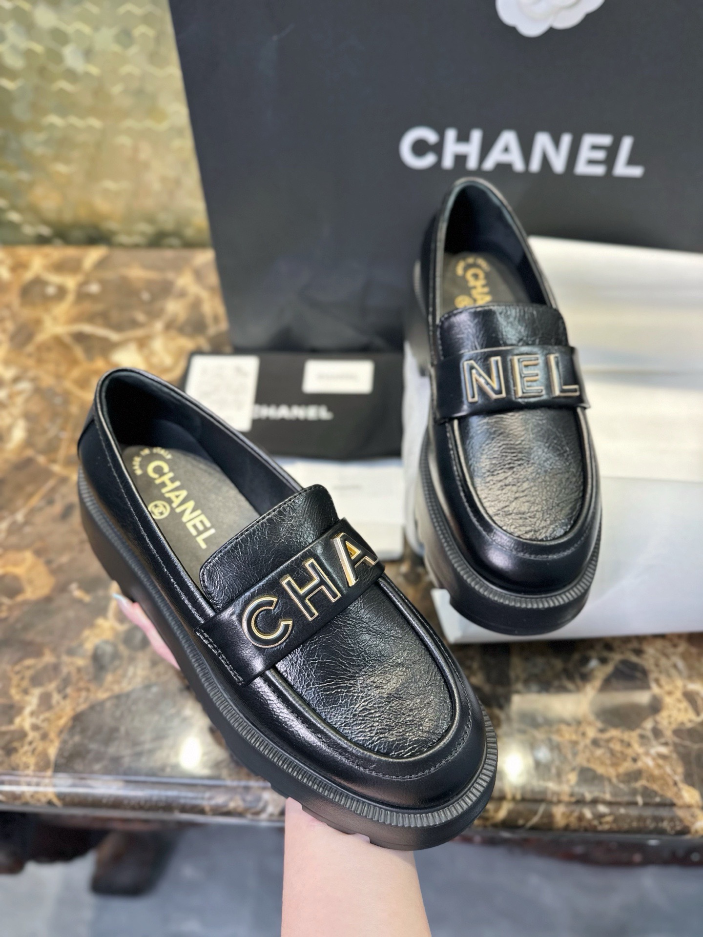 Лоферы женские в стиле Chanel 24B на утолщенной подошве с буквенным логотипом черного цвета