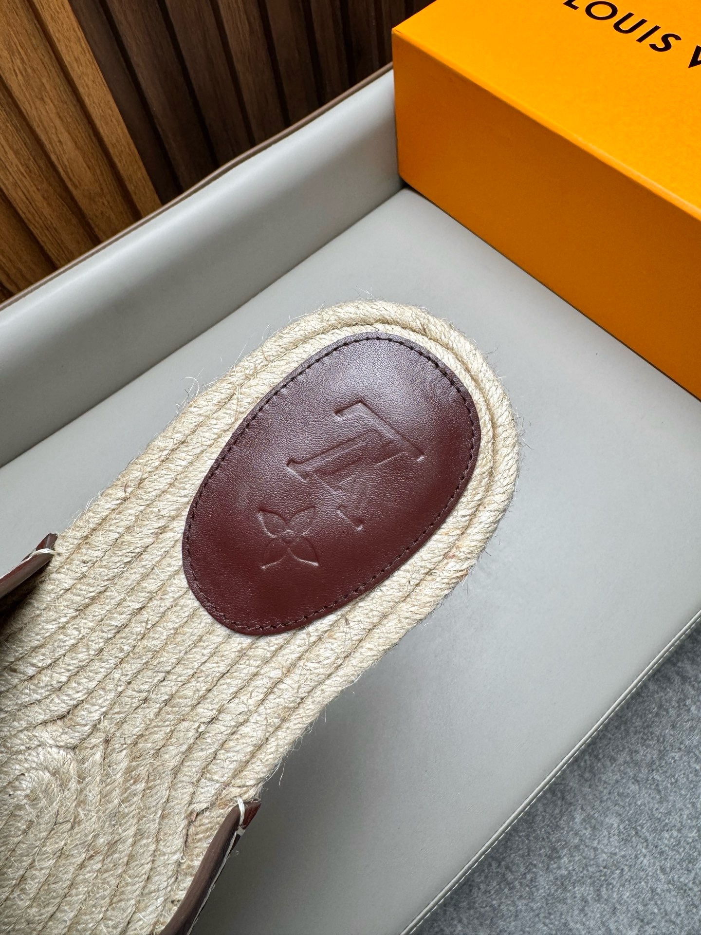 Шлёпанцы мужские в стиле Louis Vuitton бордового цвета