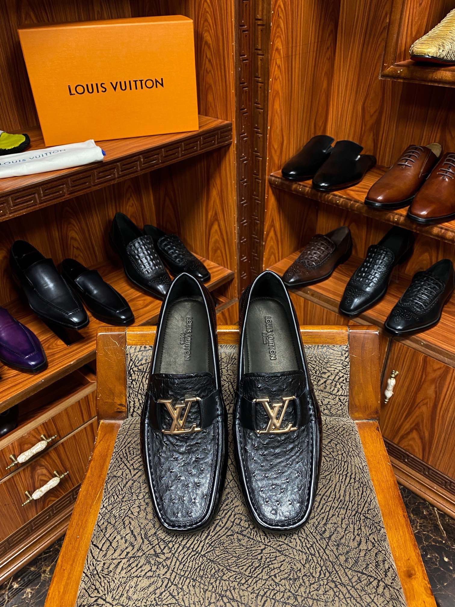 Лоферы мужские в стиле Louis Vuitton из натуральной кожи чёрного цвета