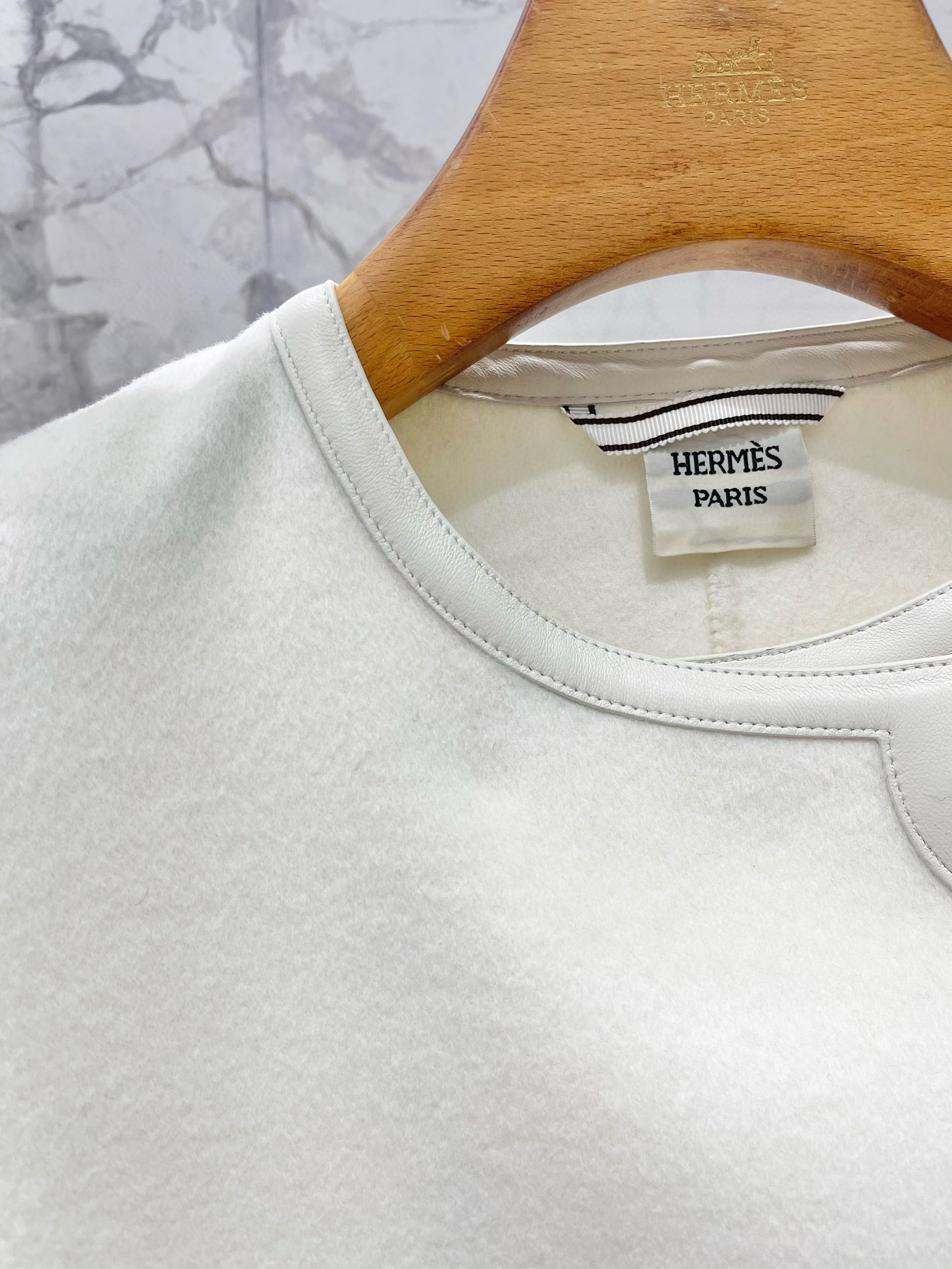 Жакет женский в стиле Hermès с вышивкой и кожаной отделкой, белого цвета