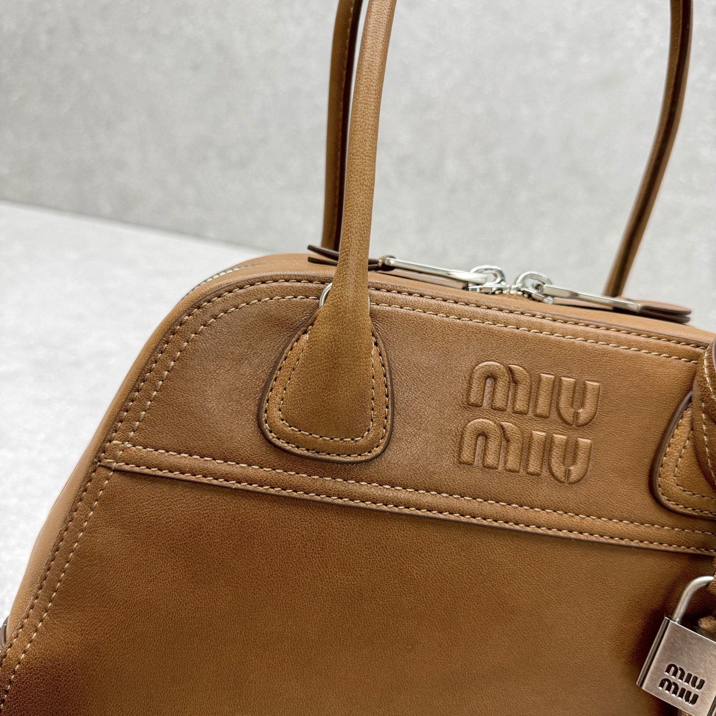 Сумка женская в стиле Miu Miu Vivant из натуральной кожи коричневого цвета