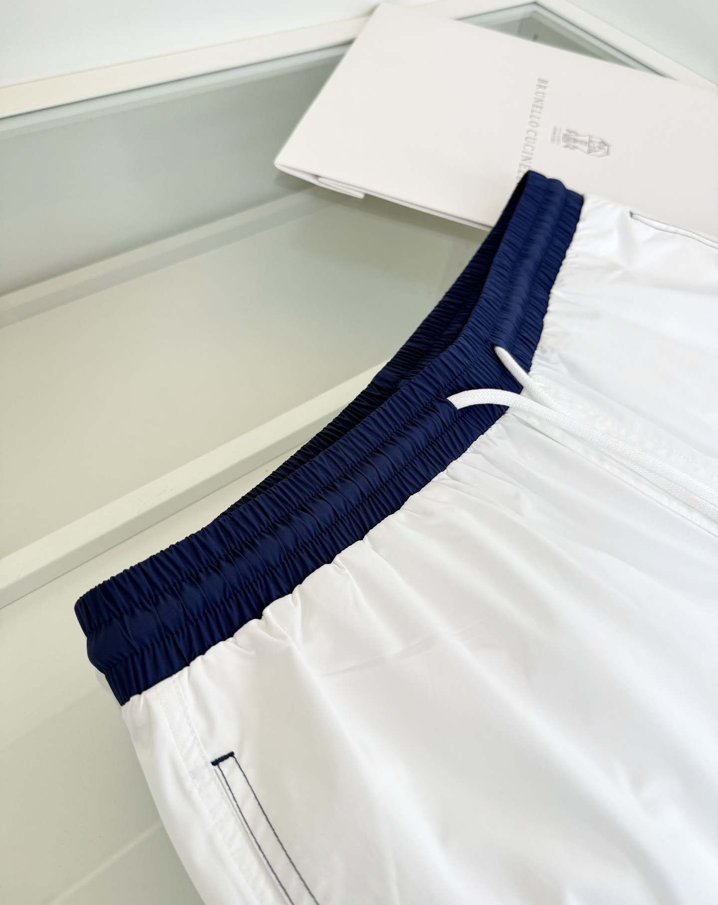 Шорты мужские в стиле Brunello Cucinelli белого цвета с контрастным поясом (пляжные)