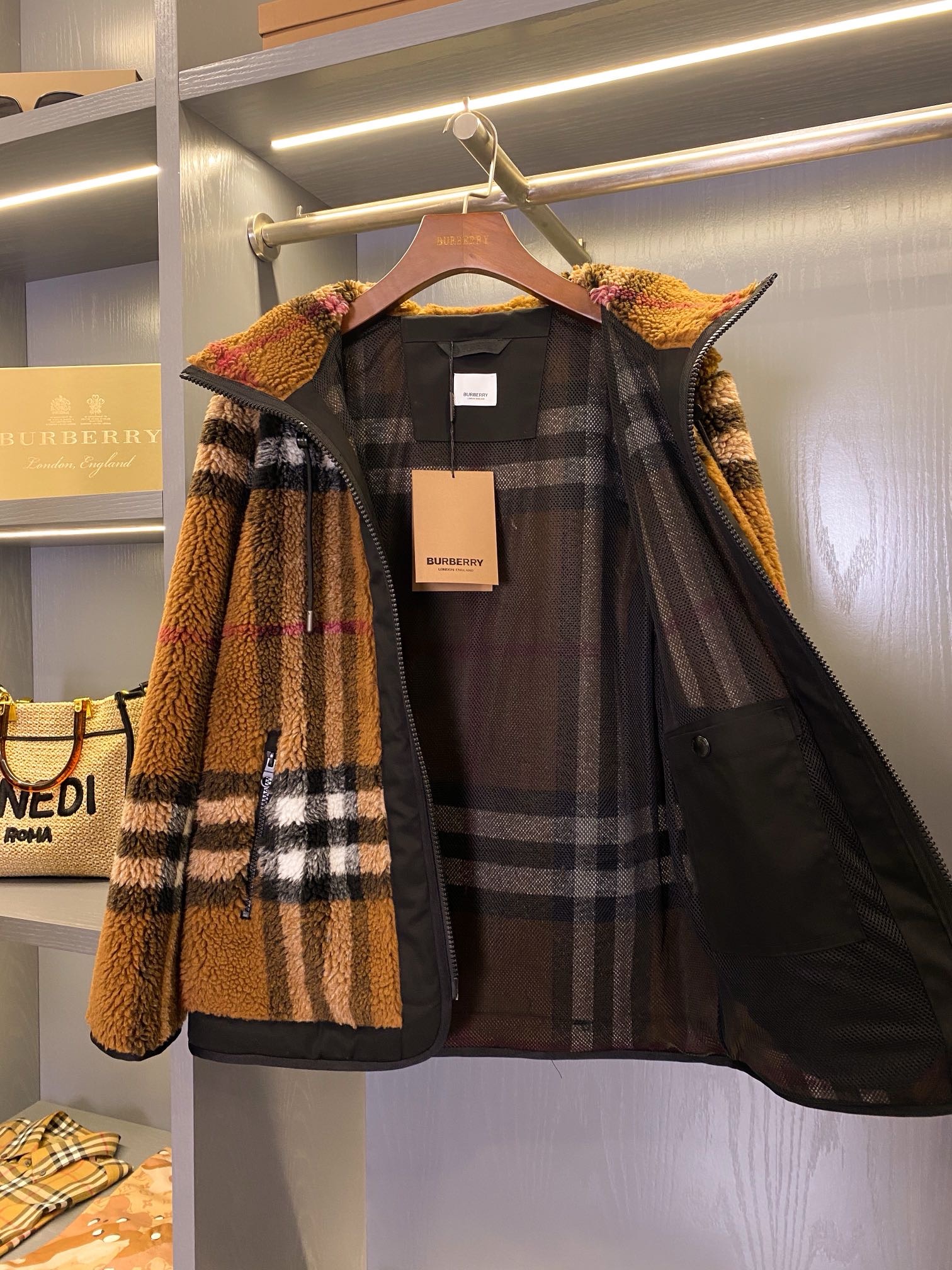 Куртка женская в стиле Burberry чёрно-коричневого цвета