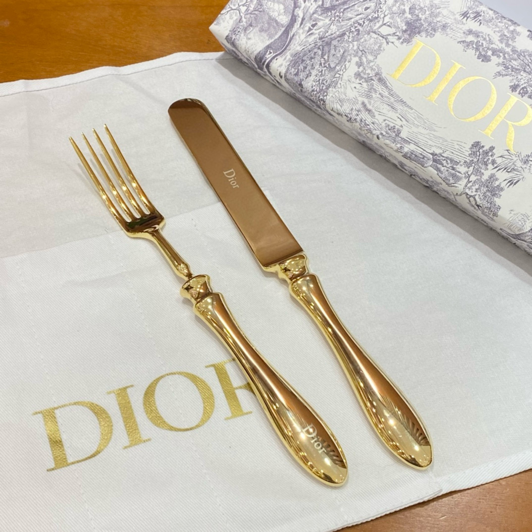 Набор столовых приборов в стиле Dior золотого цвета