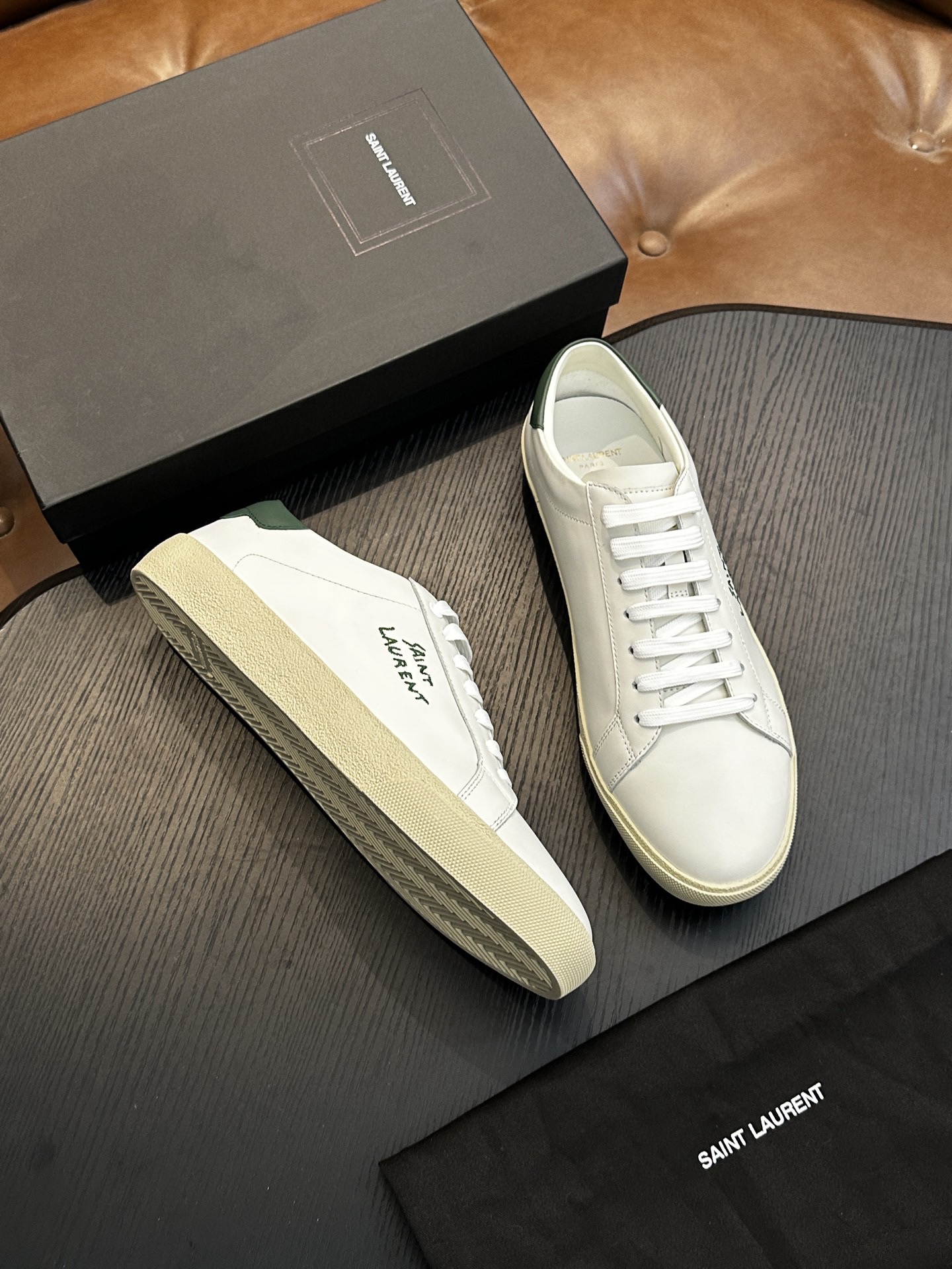 Кроссовки мужские в стиле Saint Laurent SL/61 белого цвета с зелёной вставкой