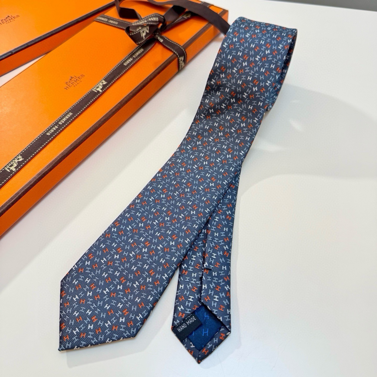 Галстук мужской в стиле Hermès из натурального шёлка синего цвета с мелким принтом