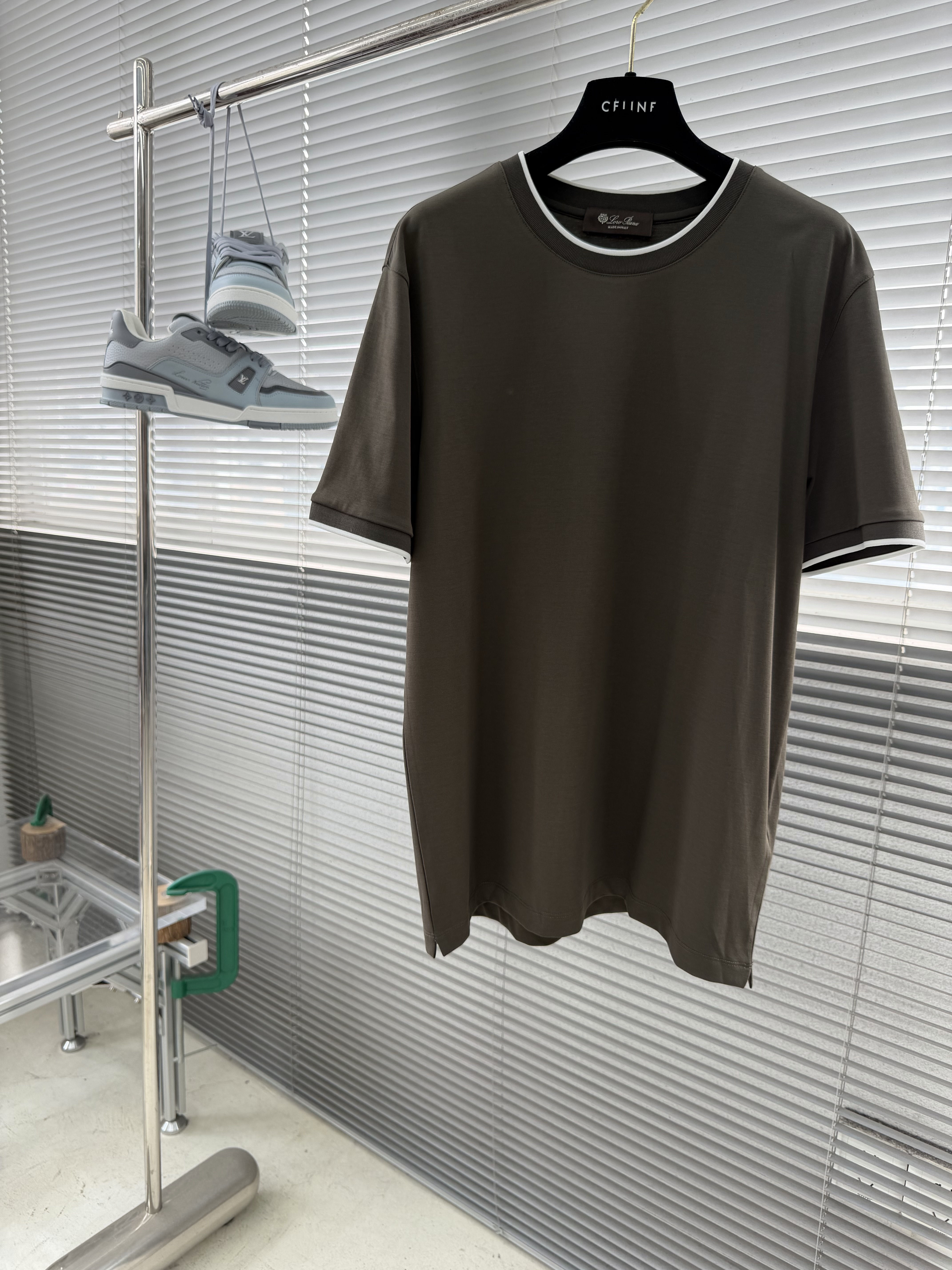 Футболка мужская в стиле Loro Piana из хлопка коричневого цвета с контрастной отделкой