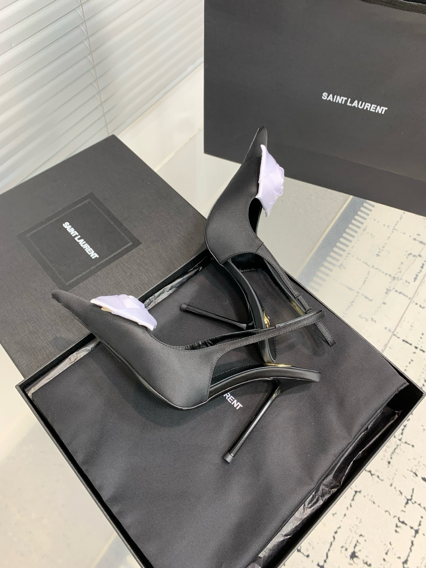Туфли женские Saint Laurent с цветком slingback чёрного цвета с белым декором
