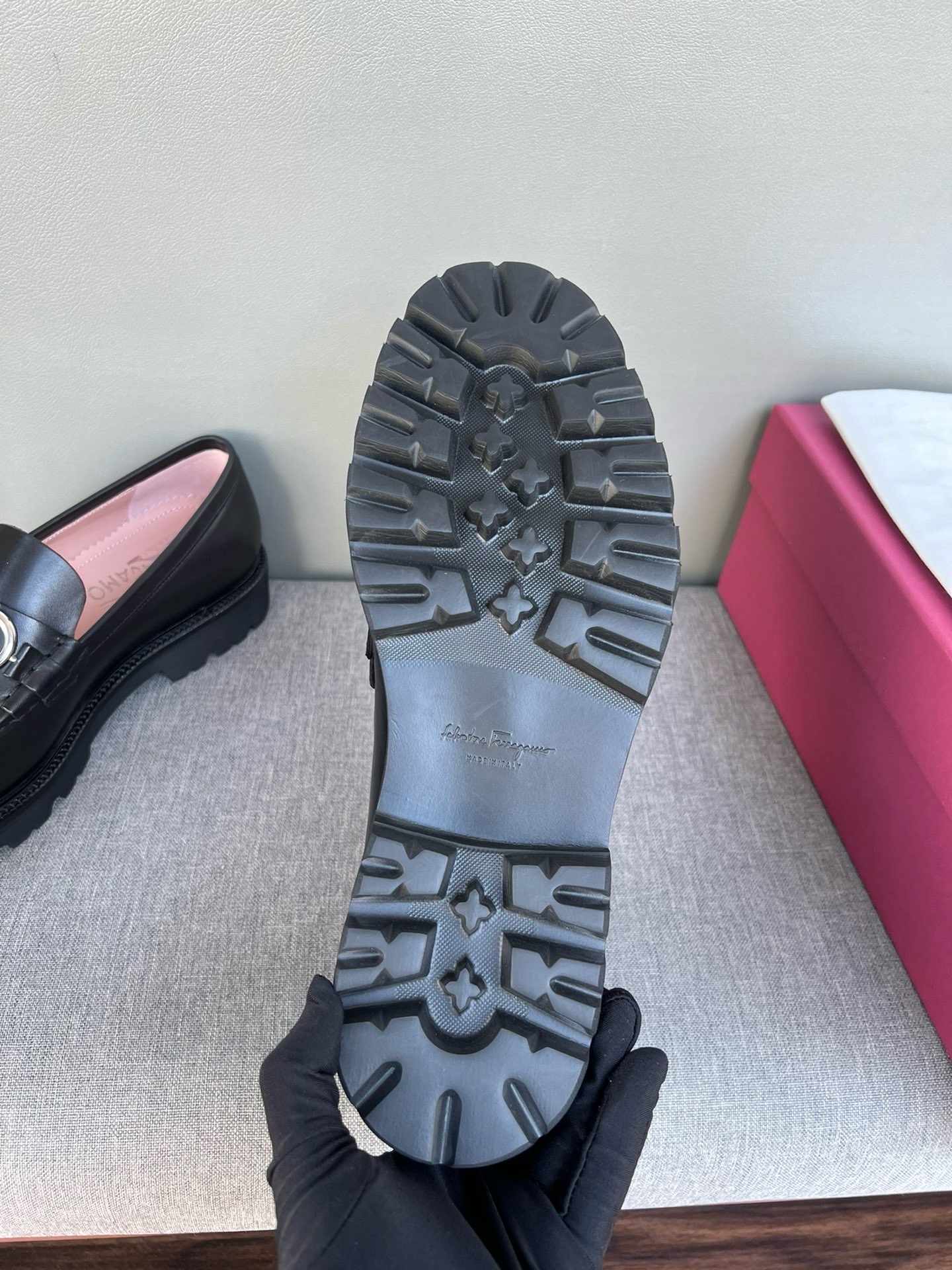 Лоферы мужские в стиле Salvatore Ferragamo из натуральной кожи черного цвета