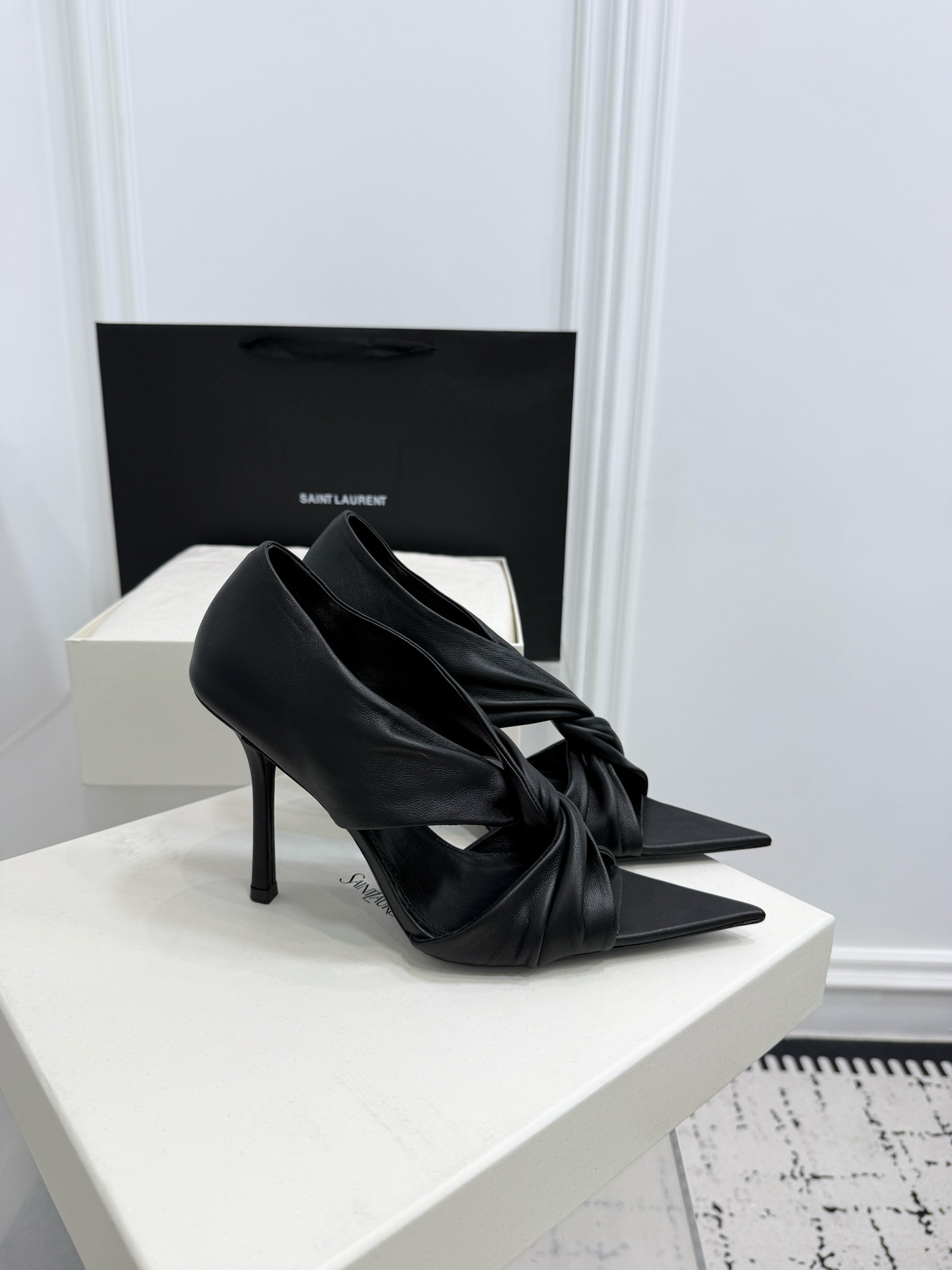 Туфли женские в стиле Saint Laurent из натуральной кожи черного цвета