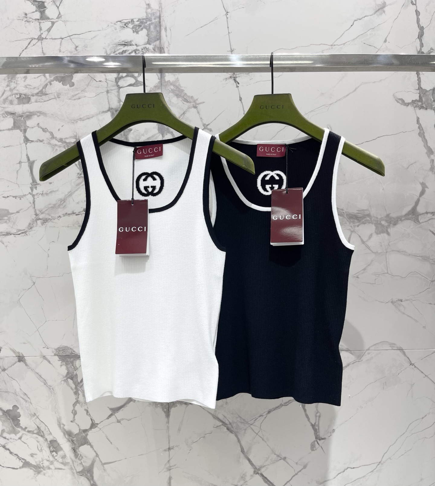 Топ женский в стиле Gucci трикотажный с вышивкой GG на бретелях чёрного цвета