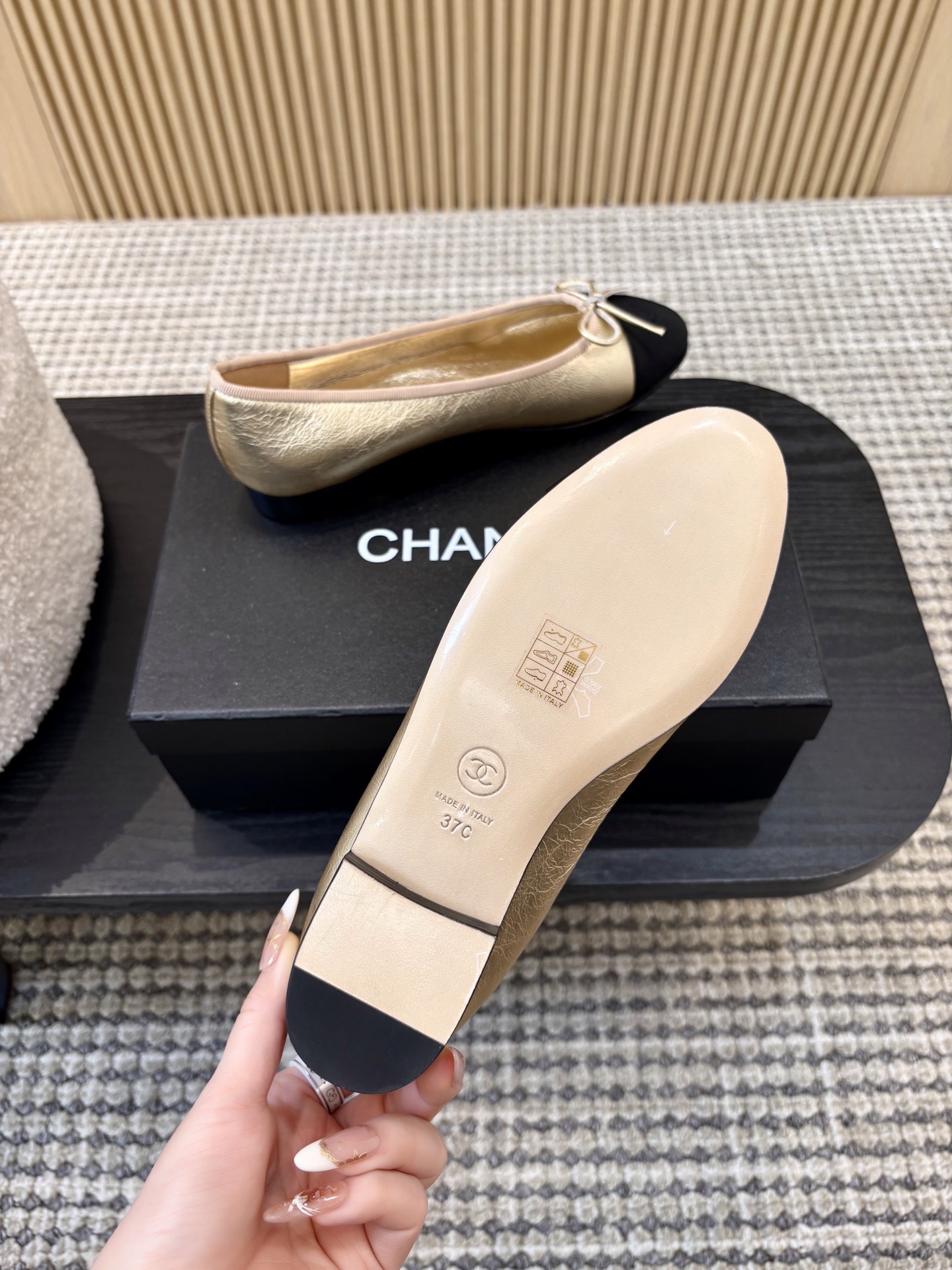 Балетки женские Chanel золотистого цвета с контрастным мысом