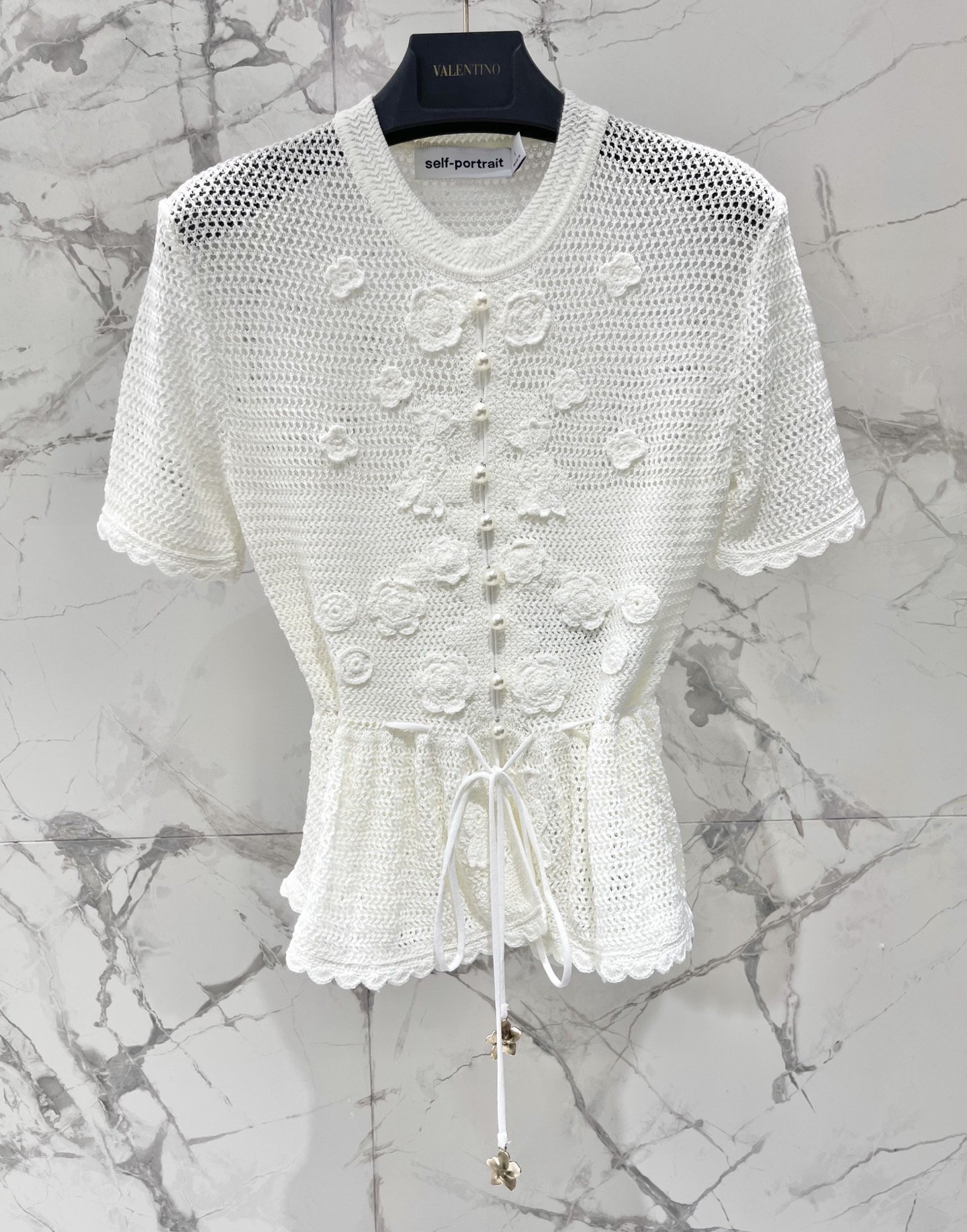 Топ женский в стиле Self-Portrait белого цвета с объёмным цветочным декором и жемчужными пуговицами