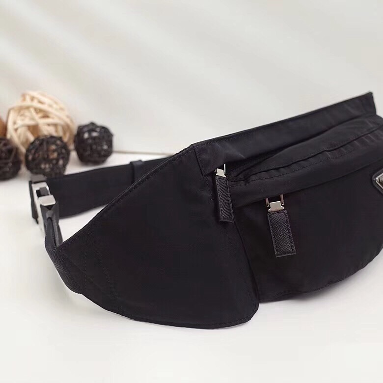 Сумка поясная унисекс в стиле Prada Re-Nylon чёрного цвета с металлической фурнитурой